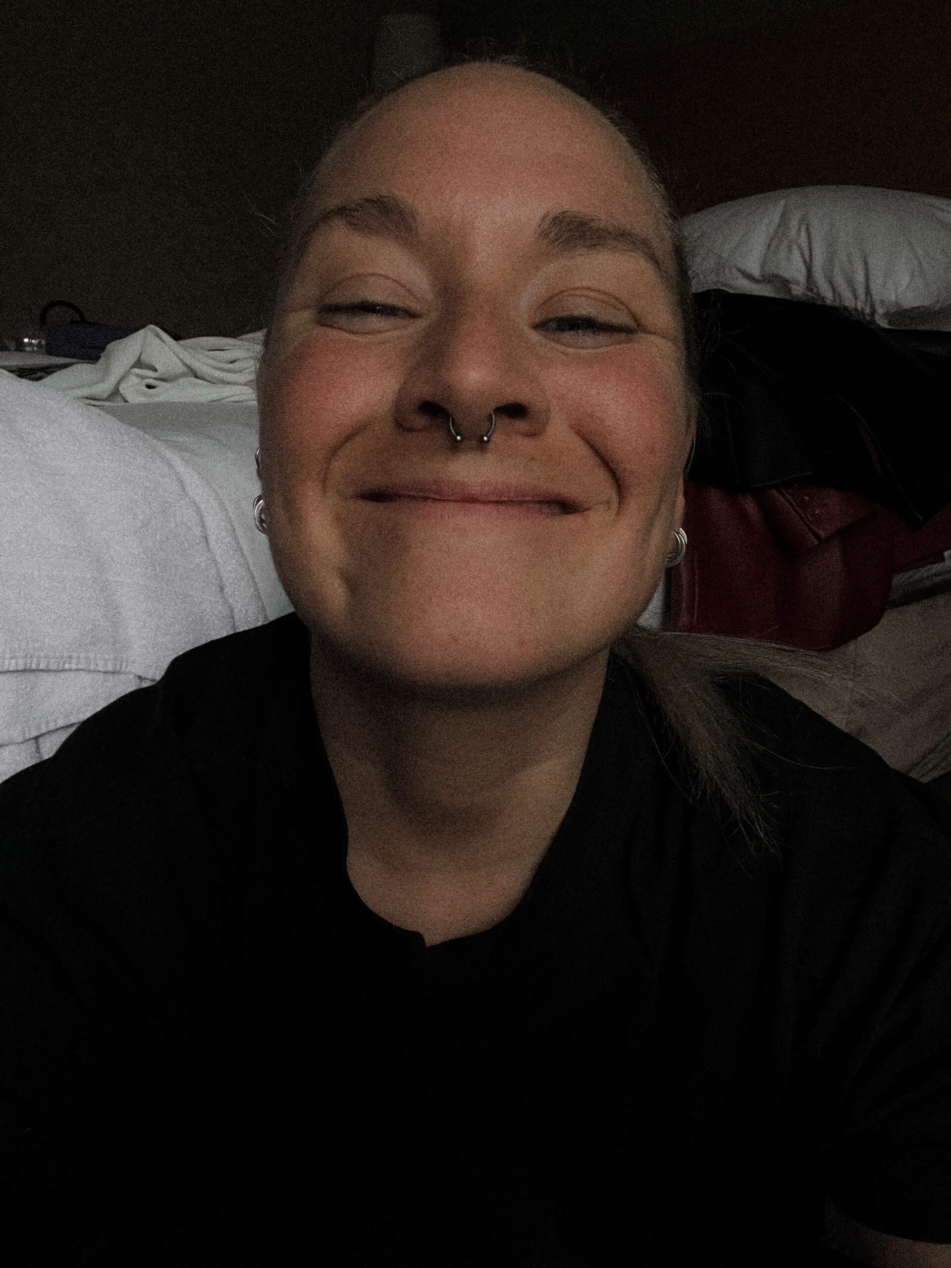 Lisa lachend, ungefiltert & echt – authentische Hochzeitsfotografie ohne Fake-Emotionen.