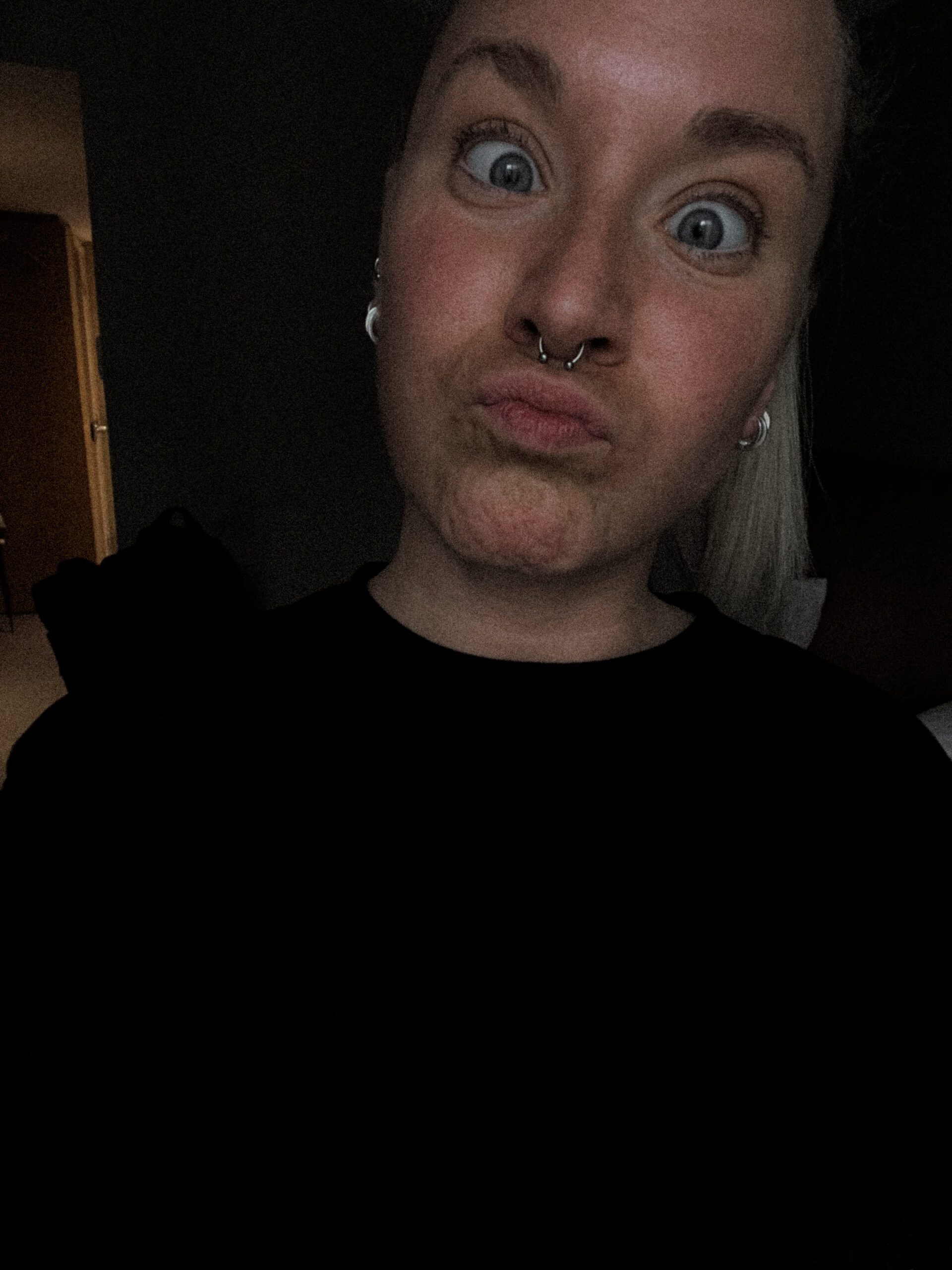 Lisa mit schwarzem Hoodie & Duckface – authentisch & ungefiltert.