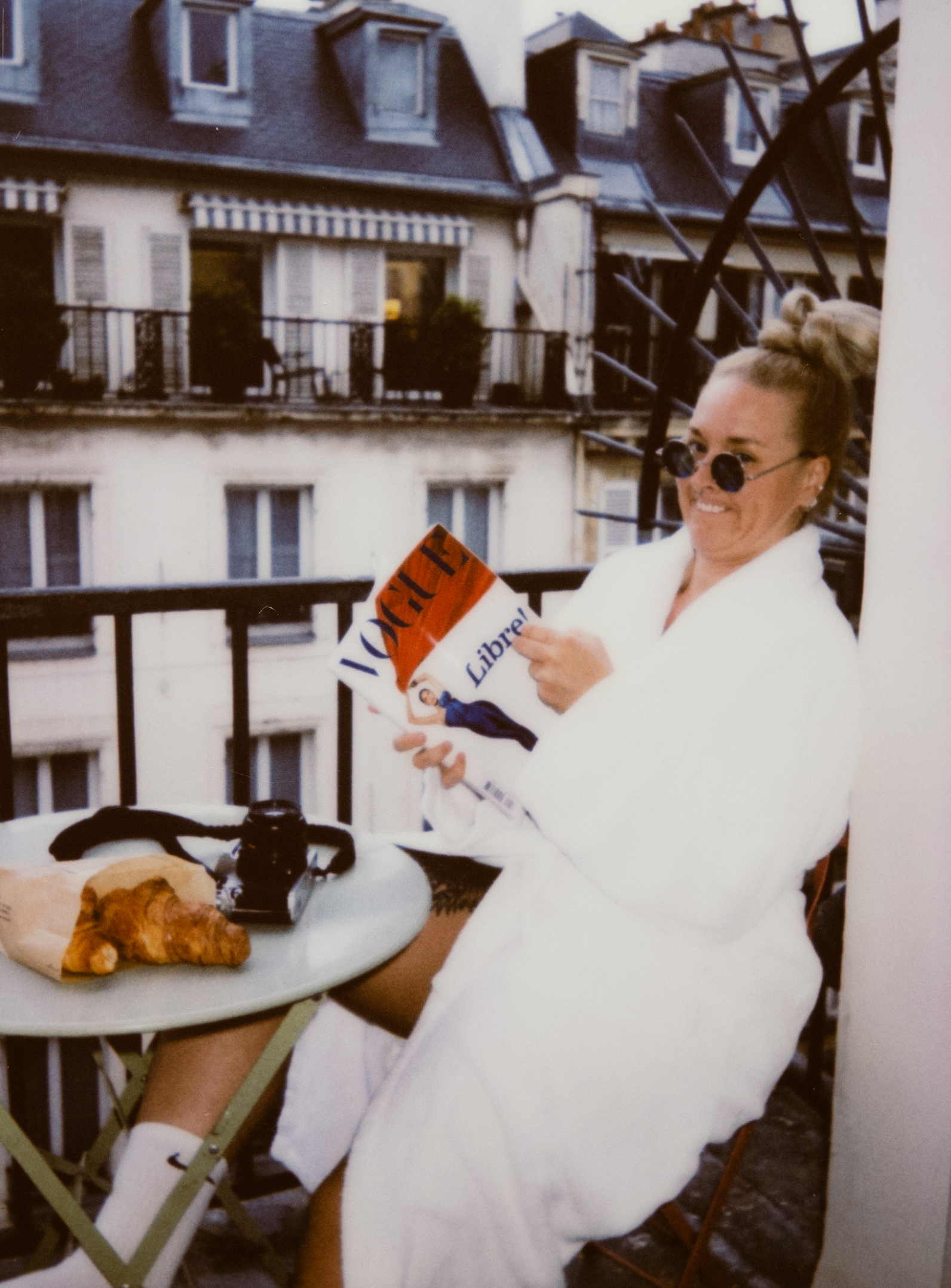 Lisa in Bademantel, Sonnenbrille & mit Buch – echte, ungestellte Momente abseits der Kamera.