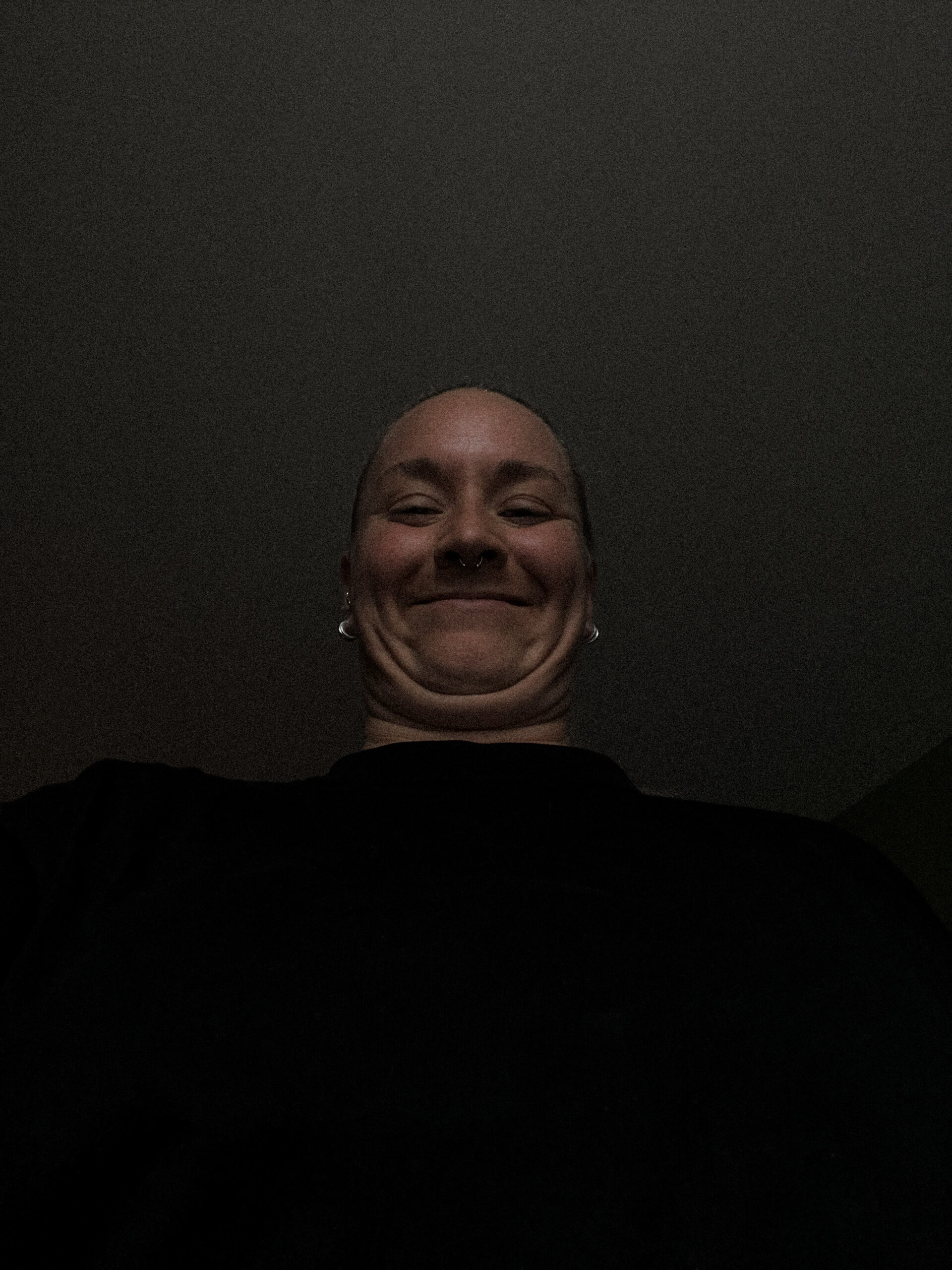 Lisa mit lustigem Gesichtsausdruck – unperfekt, echt & ungefiltert.