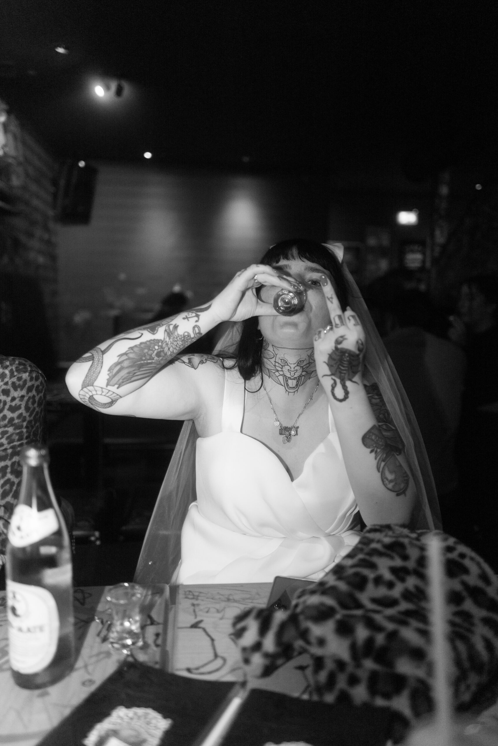 Braut trinkt Bier auf ihrer Hochzeit, alternative Hochzeitsfotografie mit echten Momenten & wilder Energie.