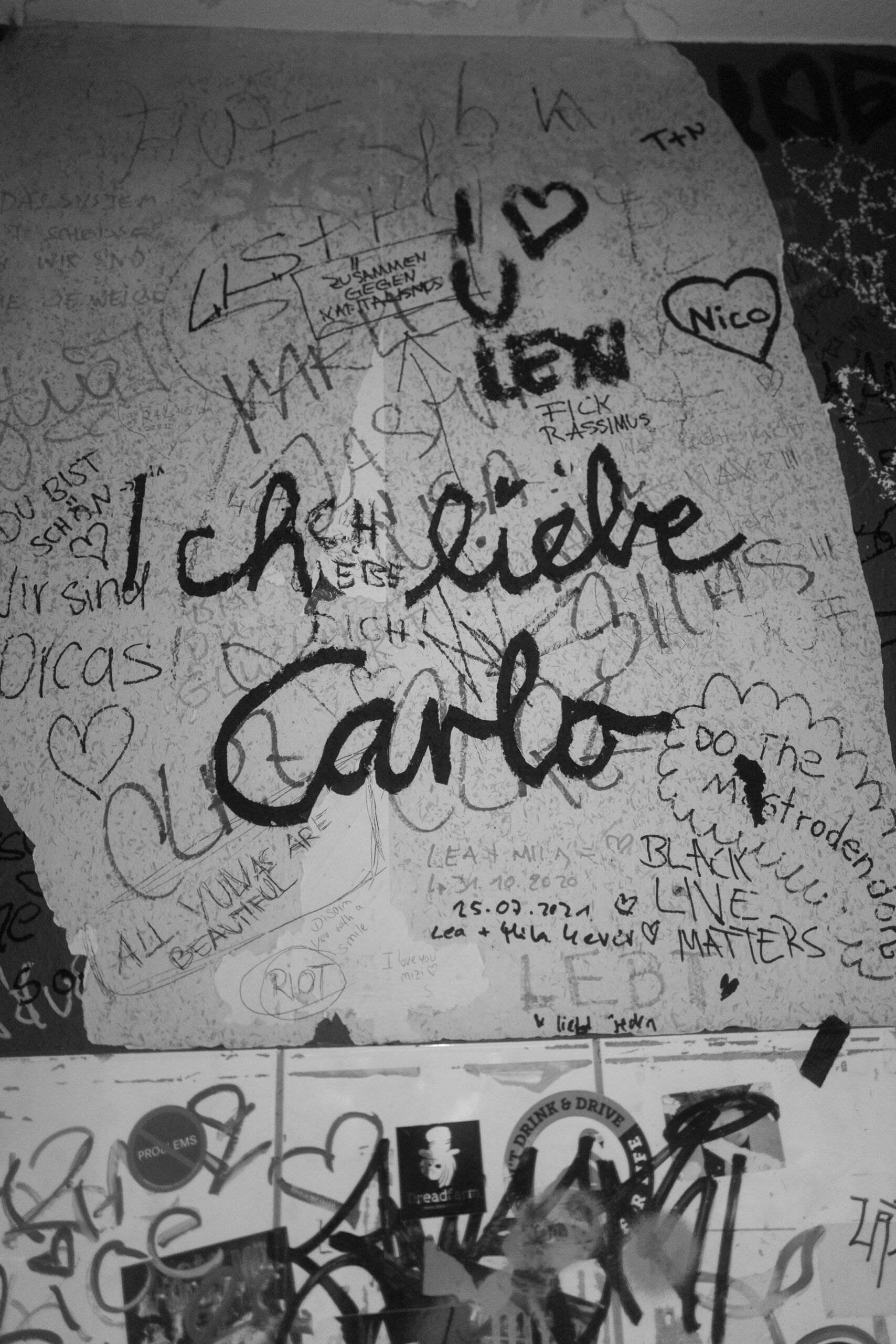 Graffiti-Wand mit Schriftzug „Ich liebe Carlo“, kreative & unkonventionelle Hochzeitslocation.