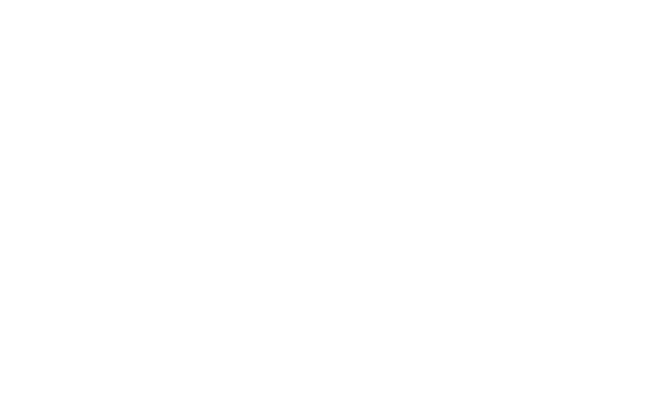 Brautpaar bei freier Trauung im Grünen – Hochzeitsfotograf Reutlingen begleitet natürliche Szene.