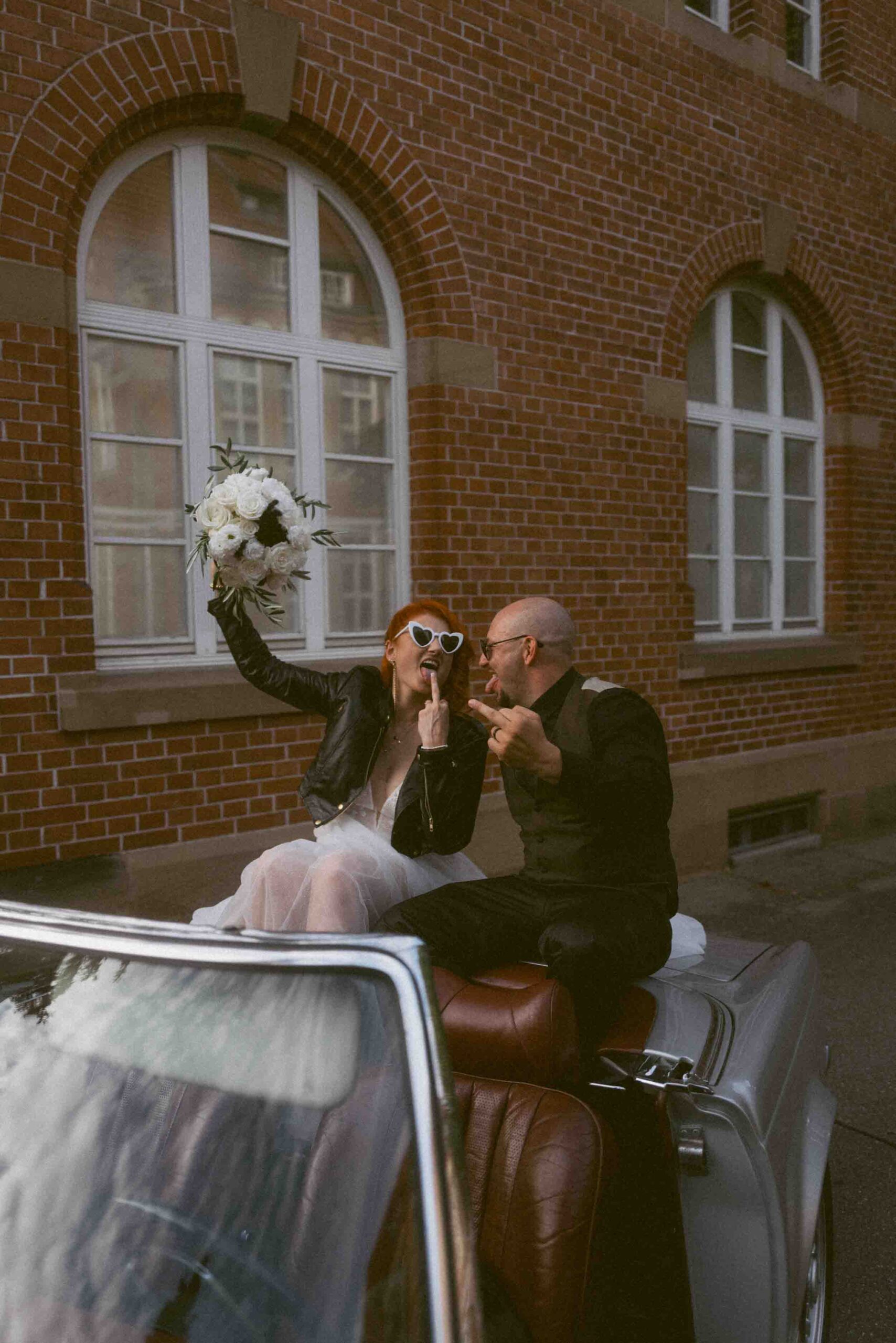 Brautpaar bei freier Trauung im Urbanen – Hochzeitsfotograf Reutlingen begleitet natürliche Szene.
