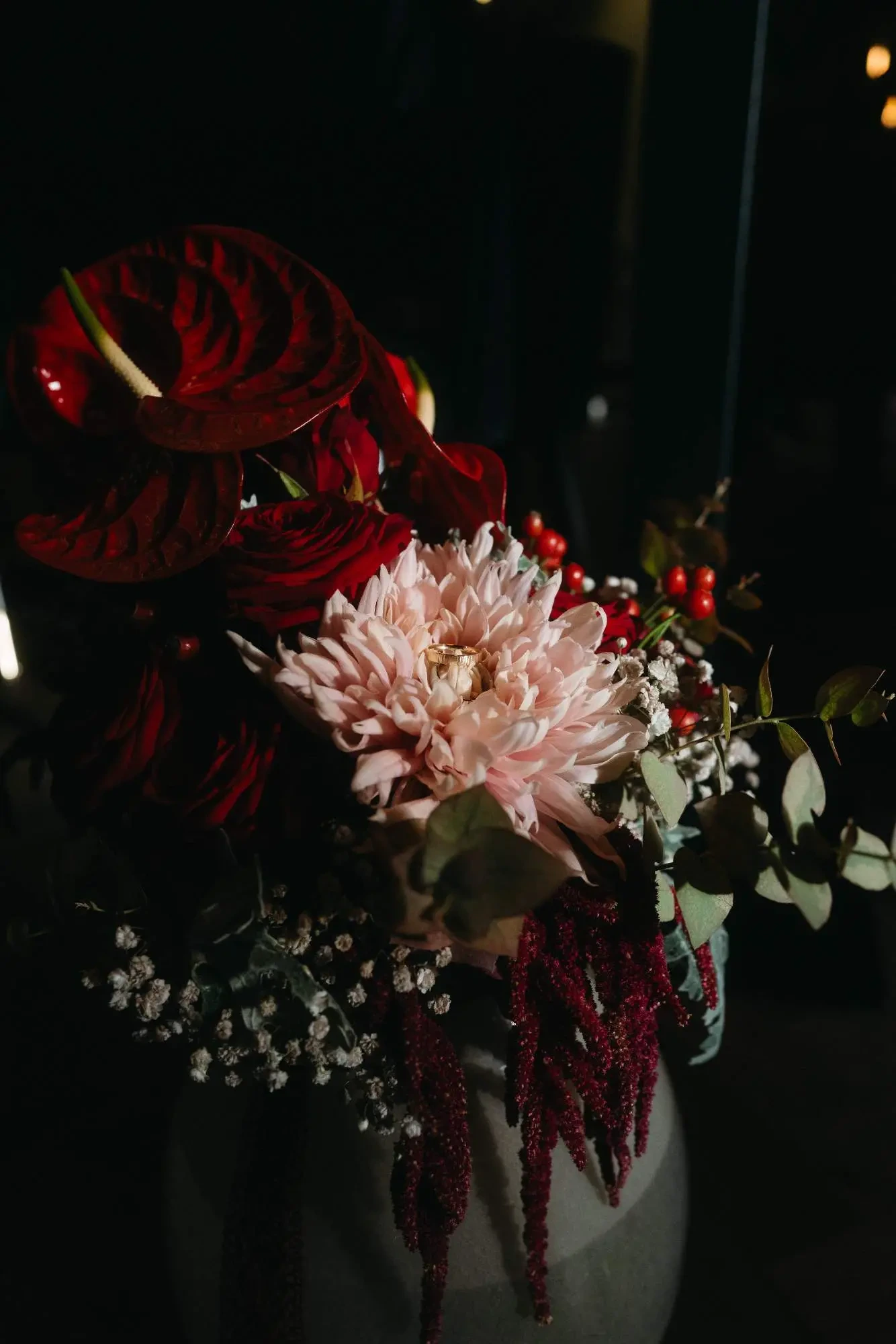 aussergewoehnliche-hochzeitsfotografie-stuttgart-blumenarrangement-ringe-detail Kunstvolles Blumenarrangement mit roten und rosafarbenen Blüten – stilvolles Detail einer außergewöhnlichen Hochzeitsfotografie in Stuttgart