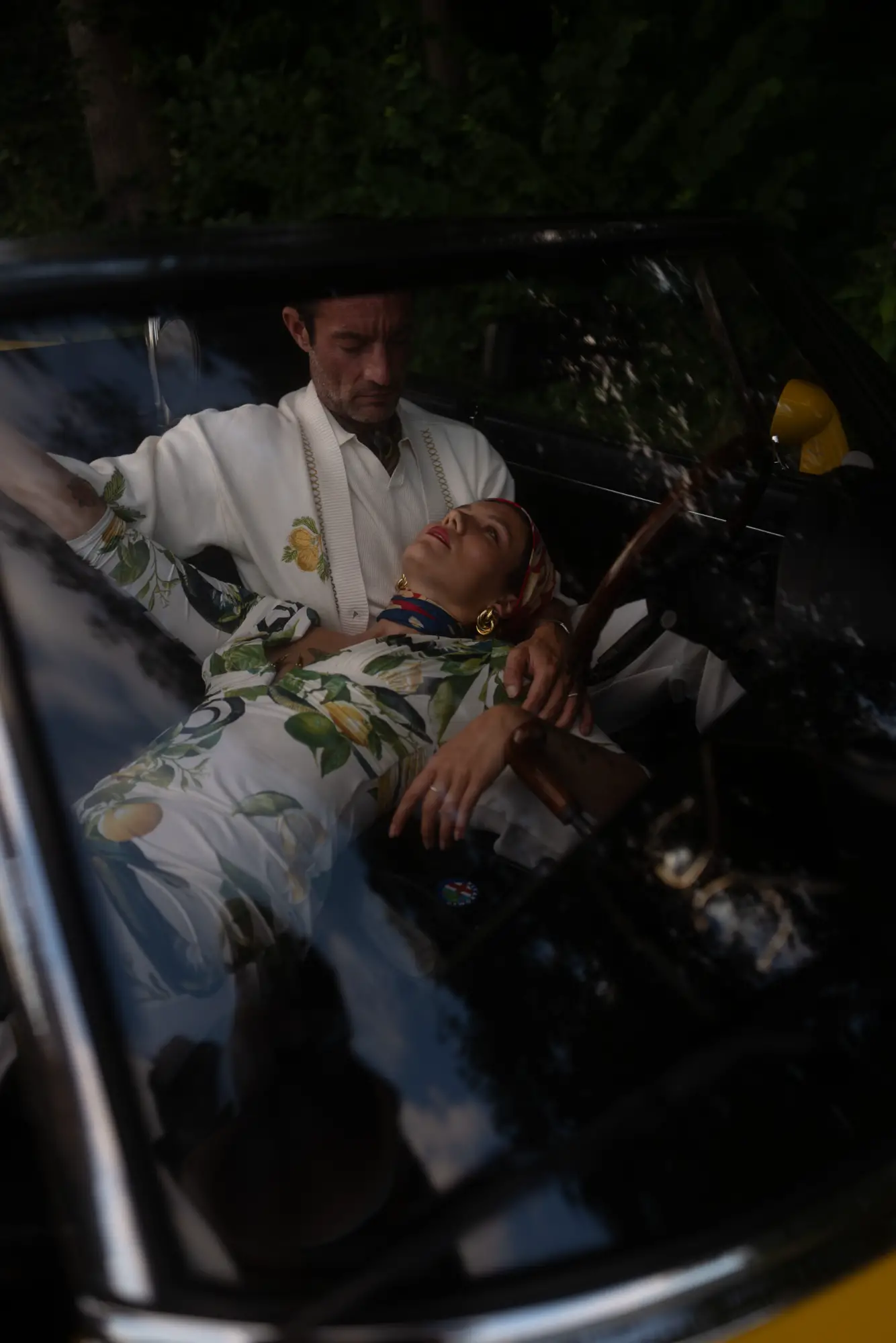 aussergewoehnliche-hochzeitsfotografie-stuttgart-brautpaar-im-oldtimer-intimer-moment Intimer Hochzeitsmoment im Oldtimer – außergewöhnliche Hochzeitsfotografie Stuttgart mit Retro-Charme und moderner Bildsprache