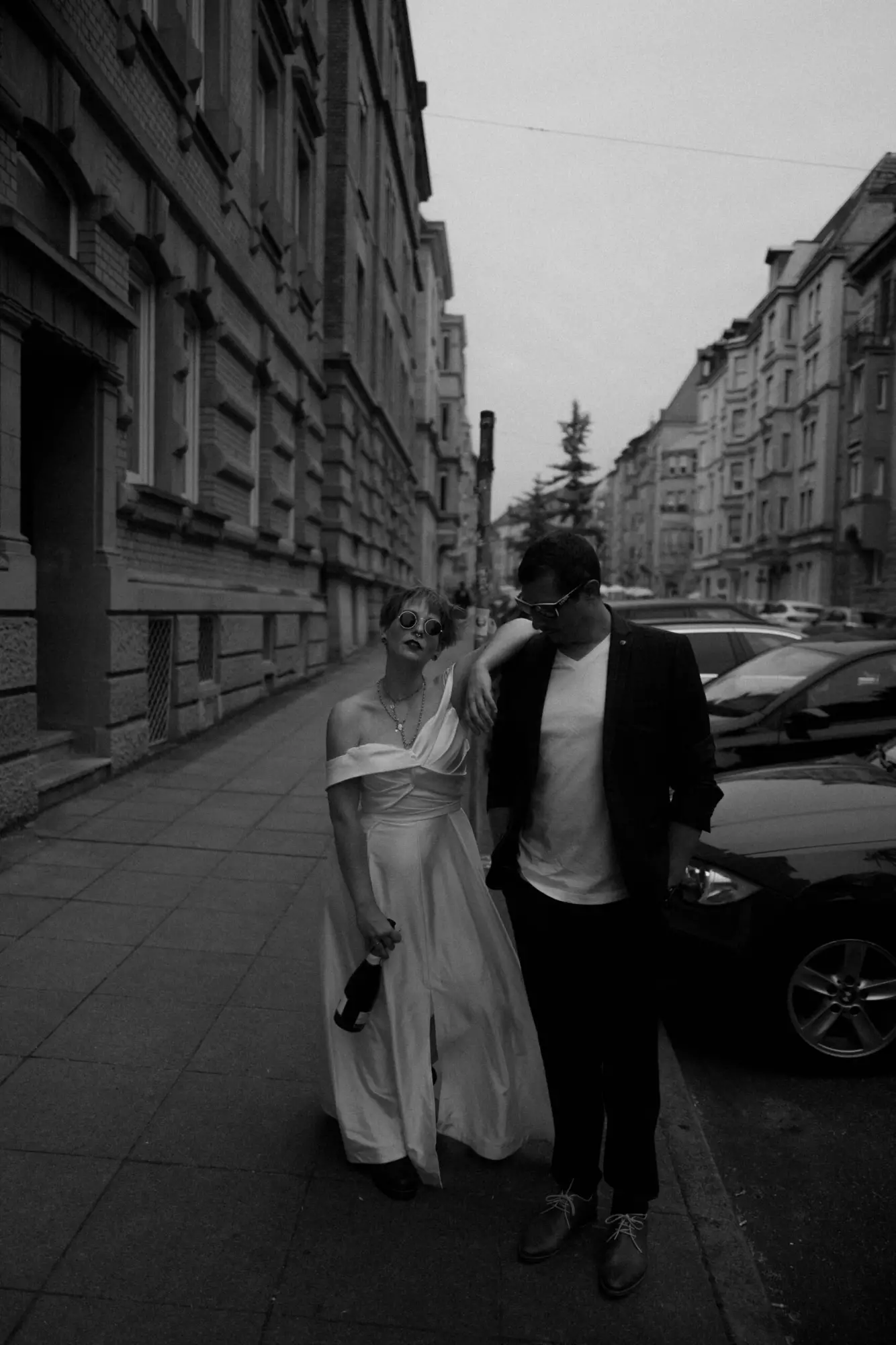aussergewoehnliche-hochzeitsfotografie-stuttgart-brautpaar-urban-editorial-schwarzweiss Brautpaar im Editorial-Stil auf einer Straße in Stuttgart – urbanes Motiv für außergewöhnliche Hochzeitsfotografie