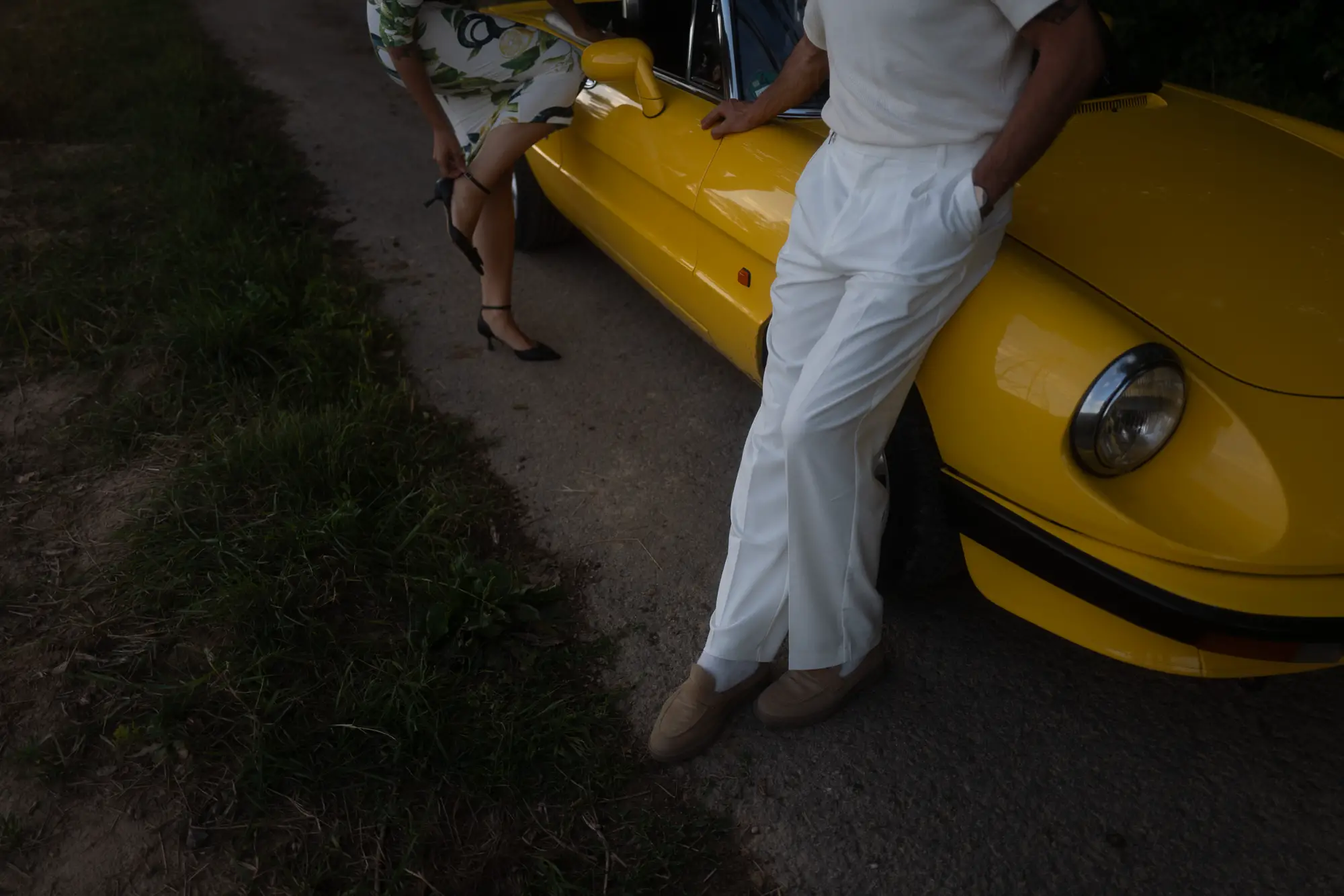 aussergewoehnliche-hochzeitsfotografie-stuttgart-brautpaar-vor-gelbem-oldtimer Lässiges Brautpaar vor gelbem Oldtimer – außergewöhnliche Hochzeitsfotografie Stuttgart mit Vintage-Charakter und modernem Twist.