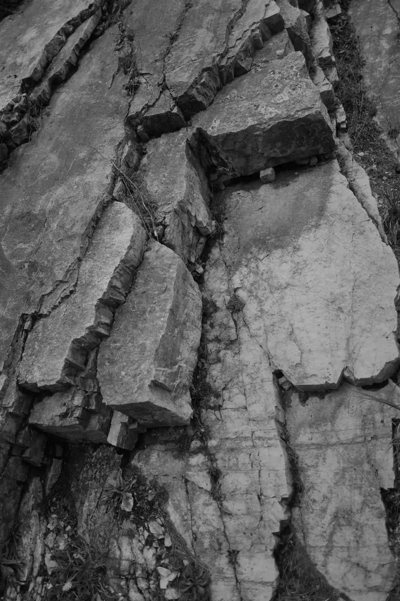 aussergewoehnliche-hochzeitsfotografie-stuttgart-felsenstruktur-location-detail Detailaufnahme von Felsstruktur als natürliche Hochzeitslocation – minimalistische Ästhetik für außergewöhnliche Hochzeitsfotografie in Stuttgart