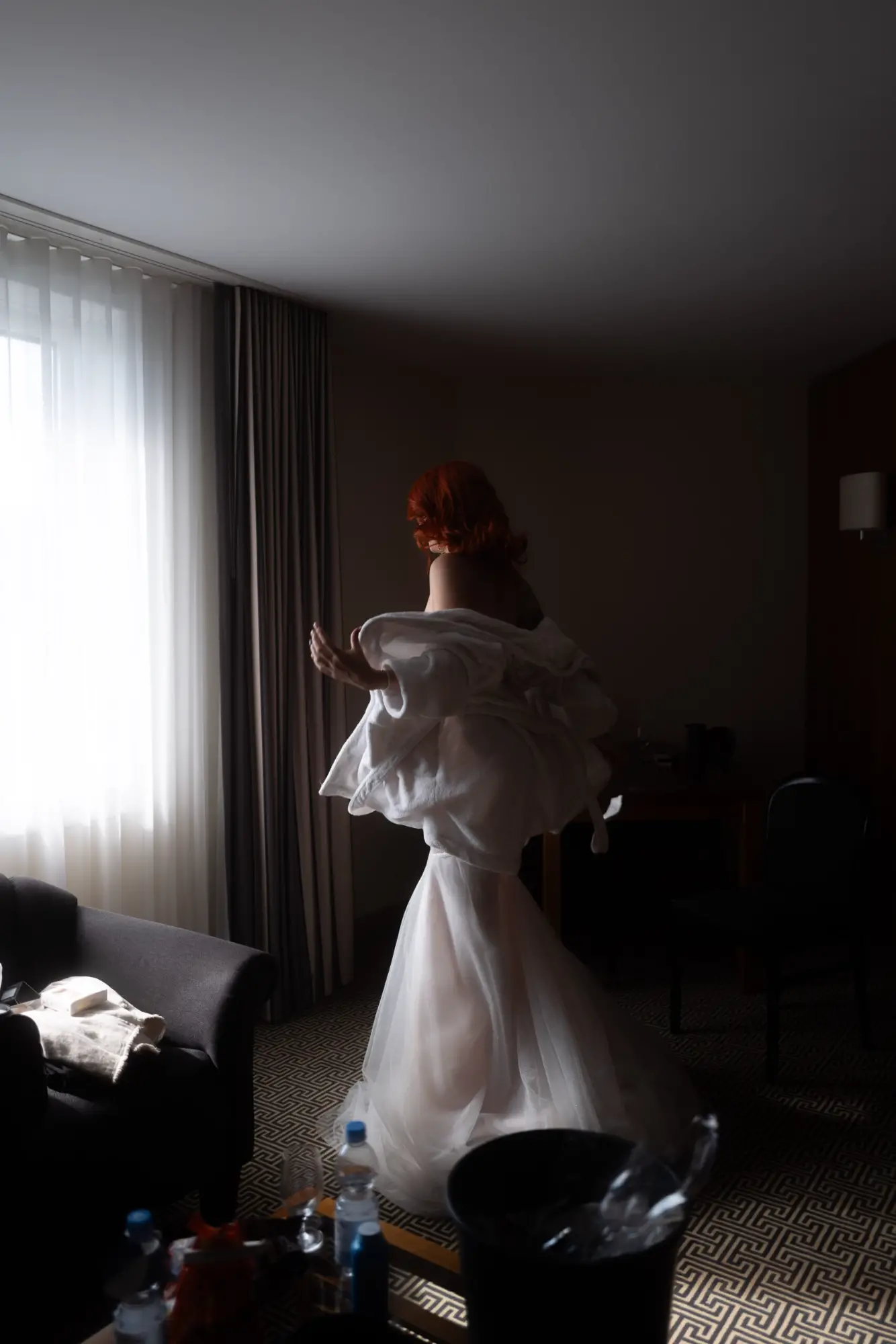 aussergewoehnliche-hochzeitsfotografie-stuttgart-getting-ready-braut-morgenmantel Braut beim Getting Ready am Hochzeitsmorgen – elegante Szene mit Bewegung für außergewöhnliche Hochzeitsfotografie in Stuttgart