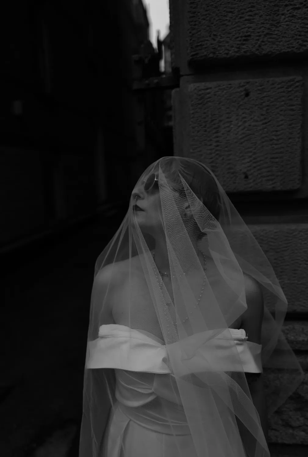 Moderne Braut mit Schleier im Streetstyle – Hochzeitsfotograf Berlin