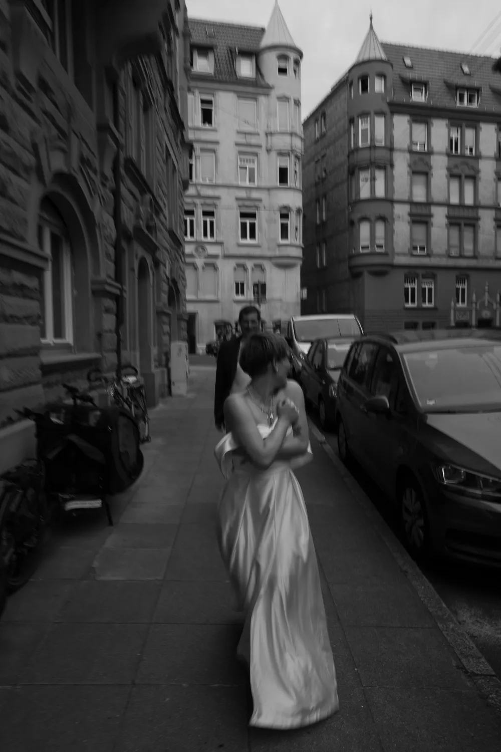 Brautpaar bei Hochzeitsreportage in München – ungestellte Szene auf der Straße