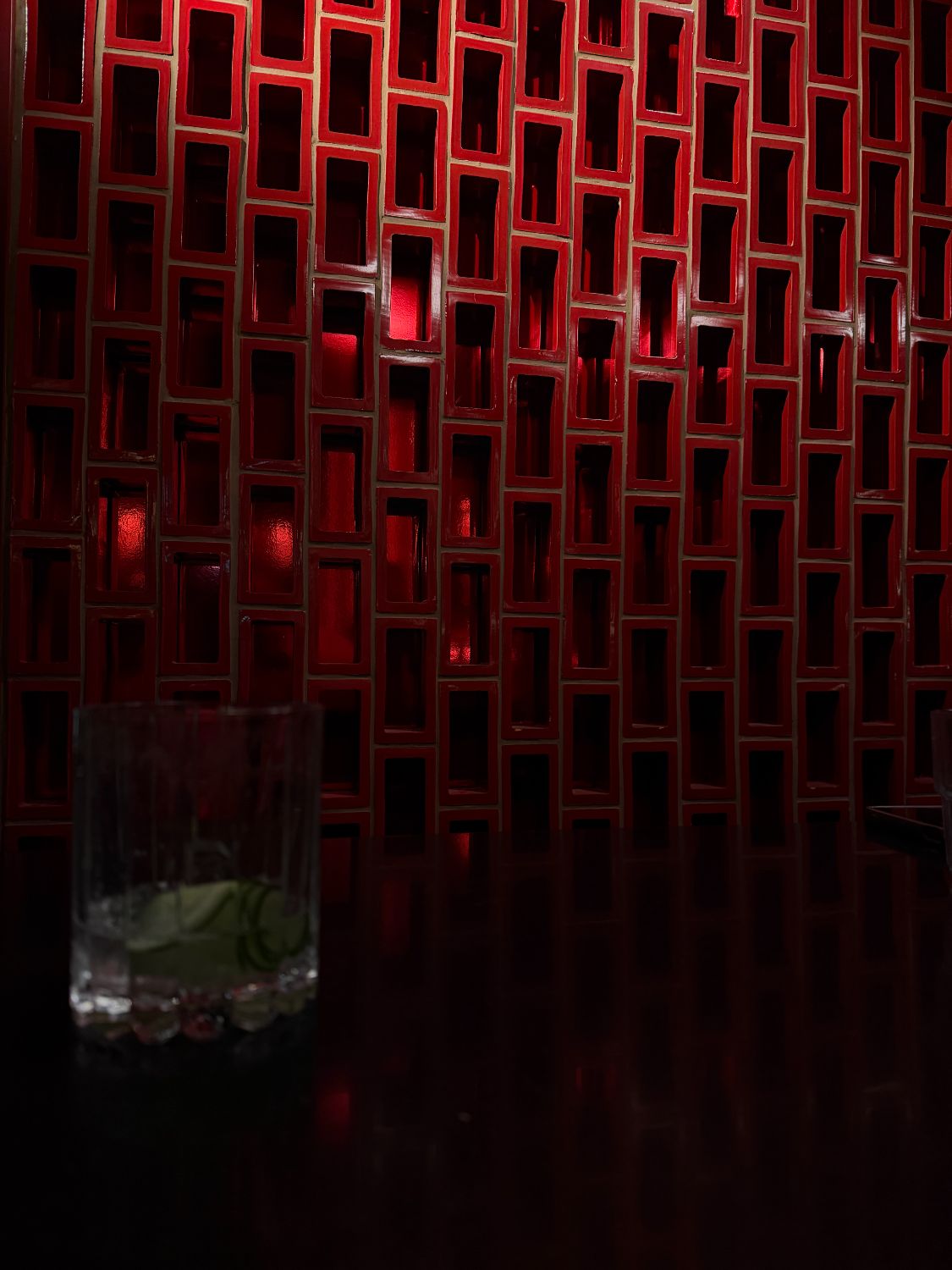 Stimmungsvolle Bar in München – Hochzeitsfotograf fängt urbane Atmosphäre ein