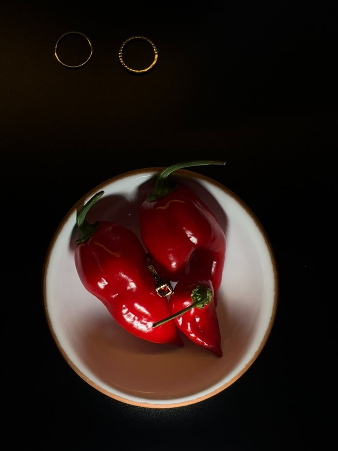 Hochzeitsringe zwischen Chili – kreative Detailaufnahme von Lisa Tschinkel in München