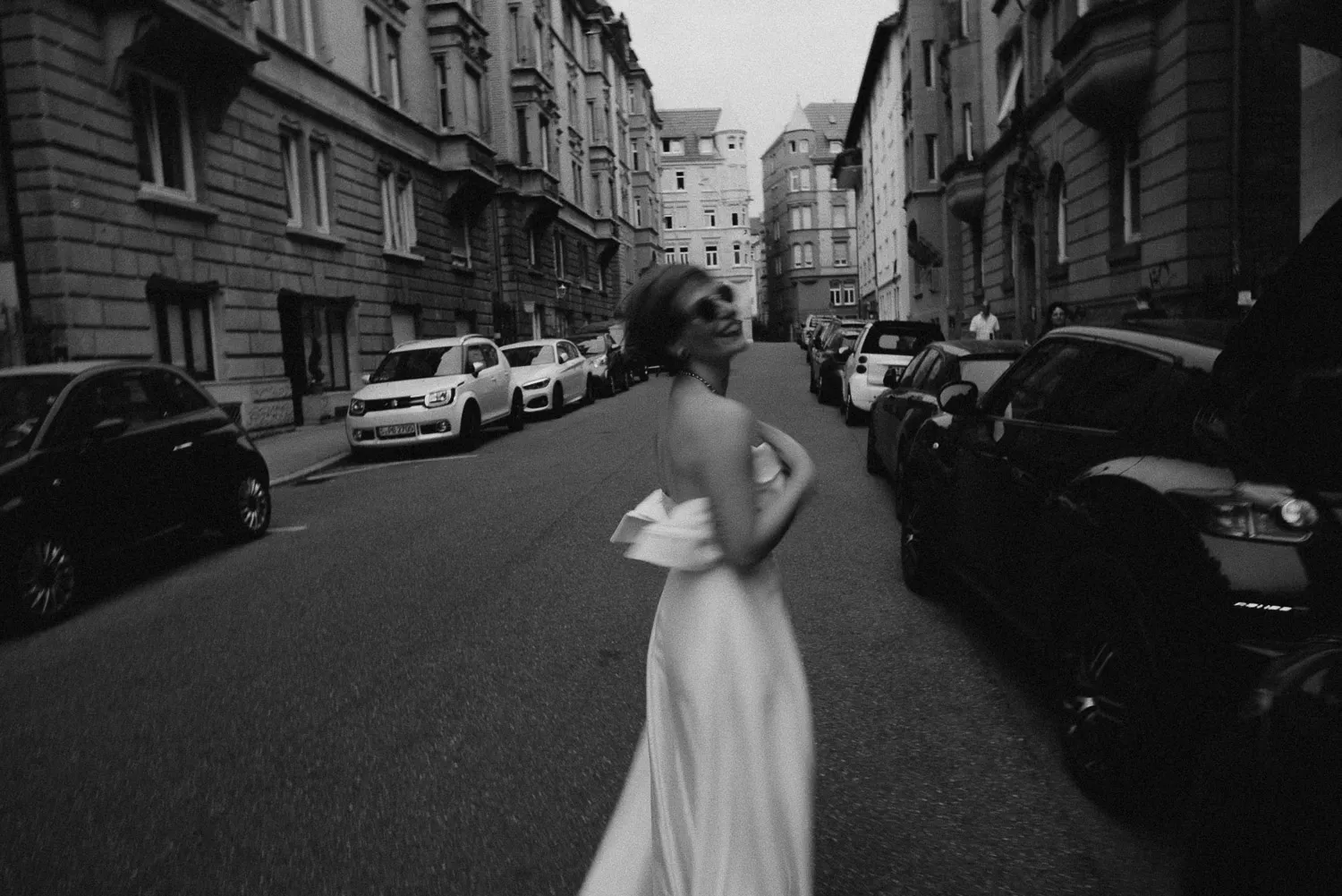 Braut läuft lachend durch Münchener Altstadt -Straße - Hochzeitsfotograf München Lisa Tschinkel