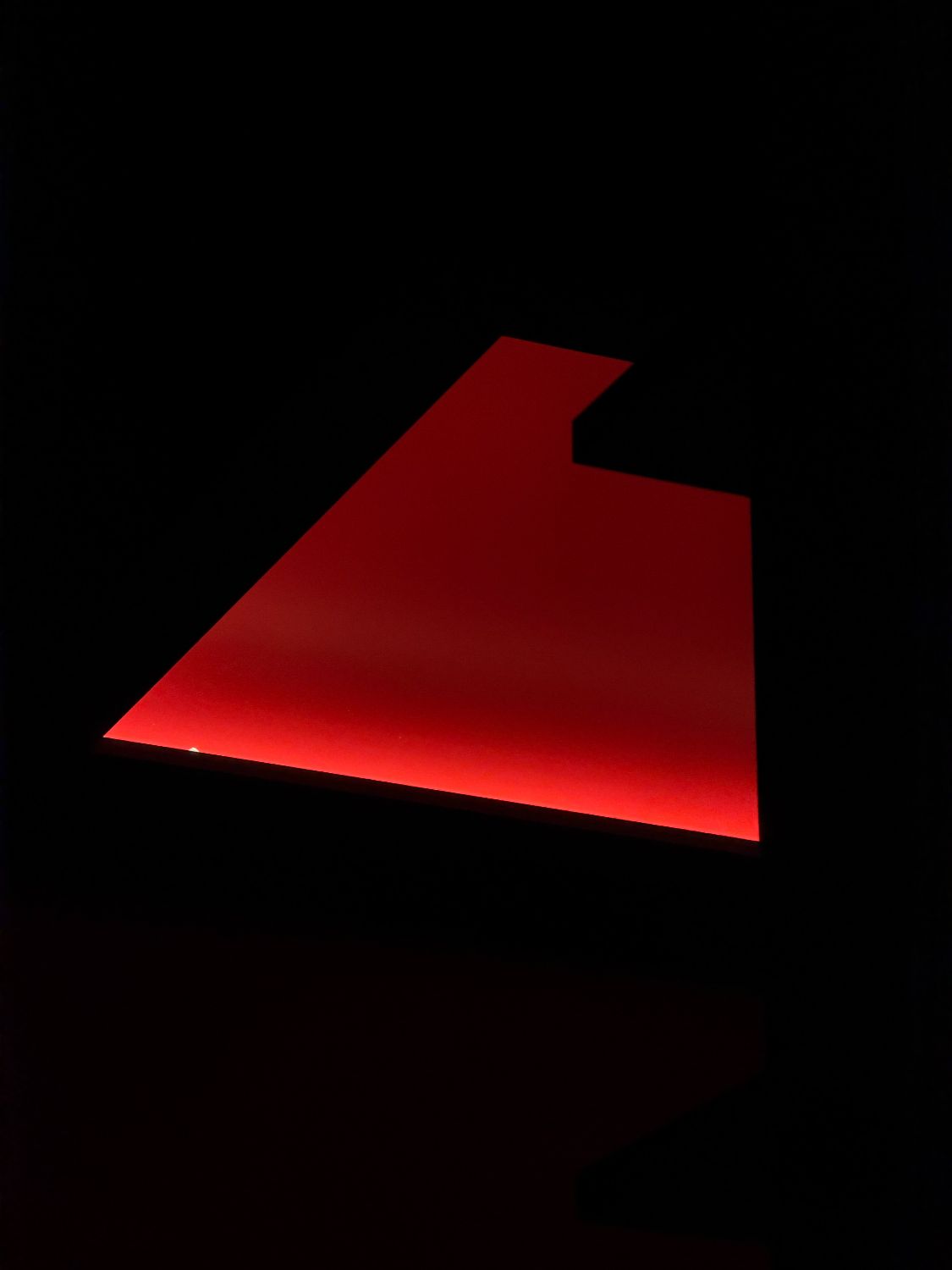 Abstrakte Lichtszene mit rotem Tisch – künstlerische Hochzeitsfotografie in München