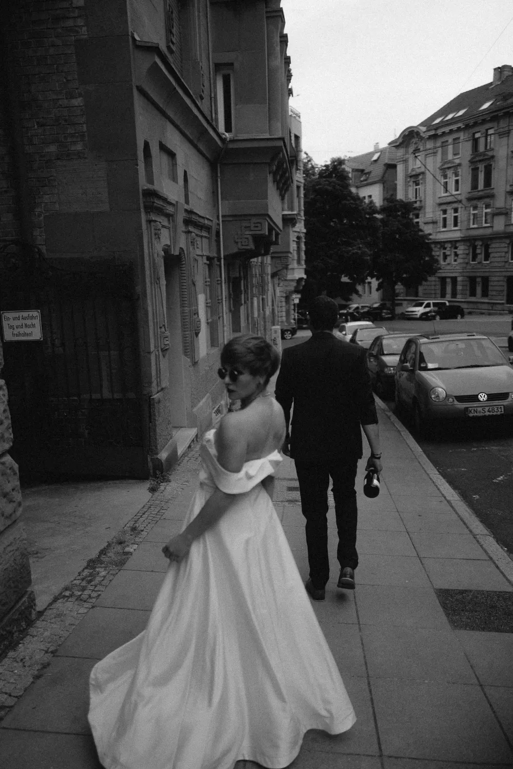 Hochzeitsfotografin Stuttgart Lisa Tschinkel begleitet ein Paar auf den Straßen der Stadt – authentisch, modern, echt.