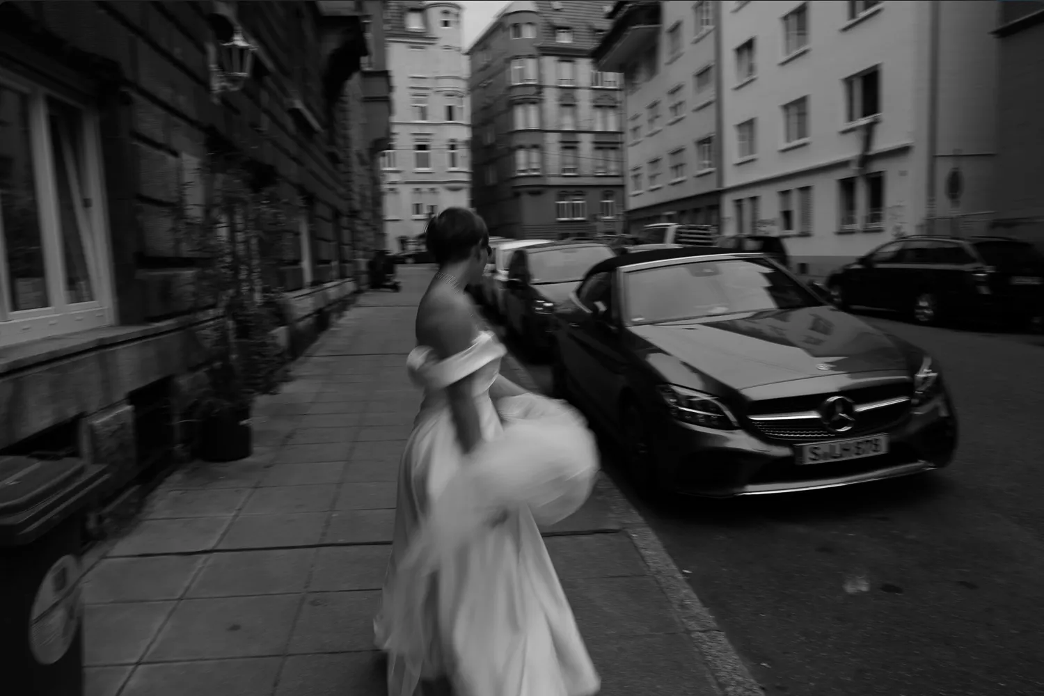 Braut läuft lachend durch Stuttgarter Straßen – dokumentarische Hochzeitsfotografie in Stuttgart