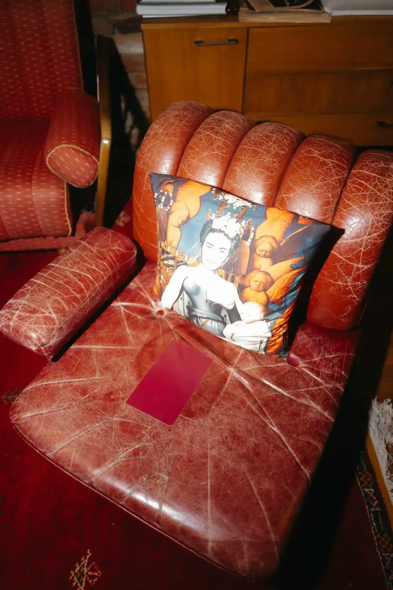 moderne dokumentarische hochzeitsfotografie mit kreativen details und vintage flair im innenbereich