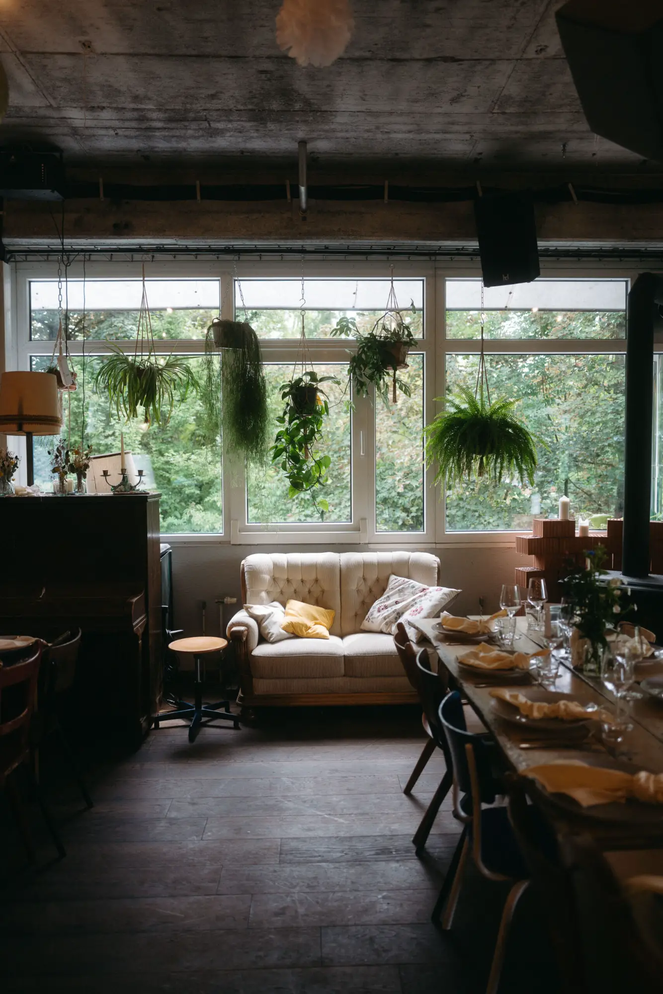 Gemütlich dekorierter Hochzeitsraum mit Pflanzen, Fensterlicht und gedecktem Tisch – moderne dokumentarische Hochzeitsfotografie.