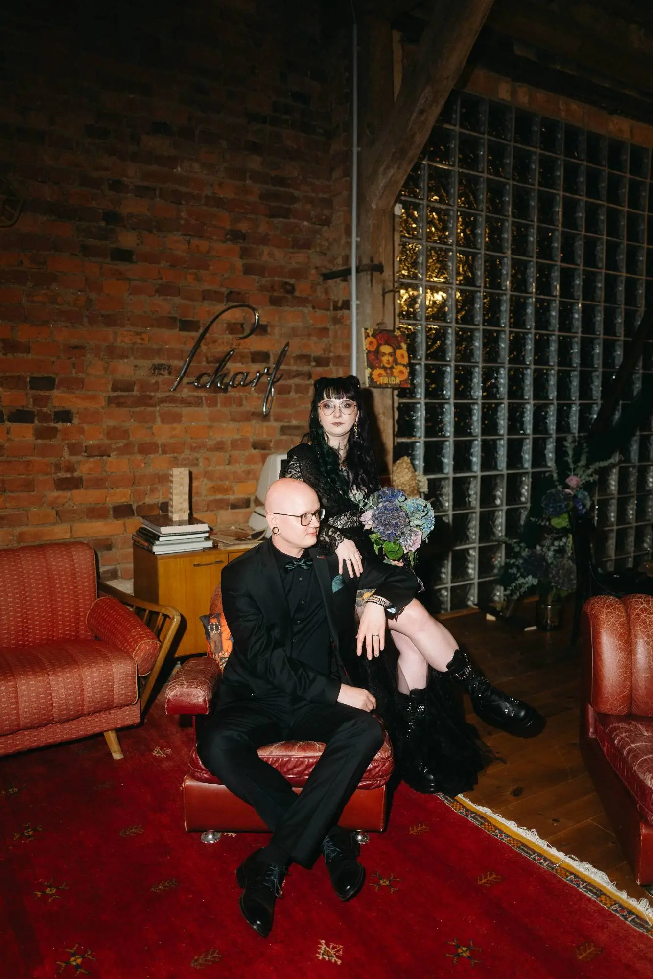 Modernes Hochzeitspaar auf rotem Teppich im Industrial-Ambiente, moderne dokumentarische Hochzeitsfotografie.