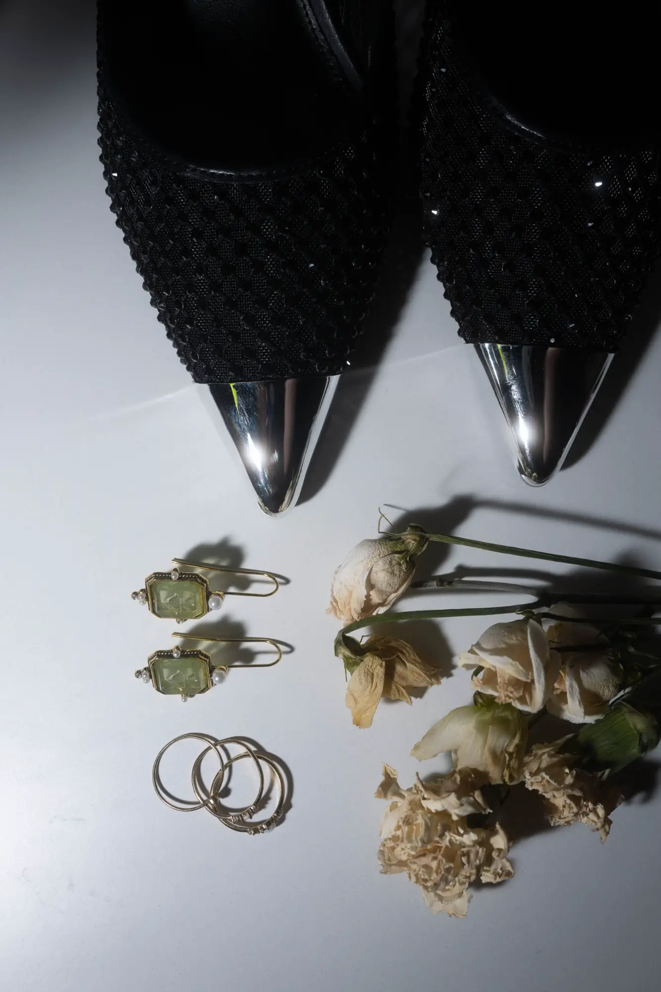 Detailaufnahme von Brautschuhen, Schmuck und getrockneten Blumen – moderne dokumentarische Hochzeitsfotografie mit Fokus auf lebendige, echte Details.