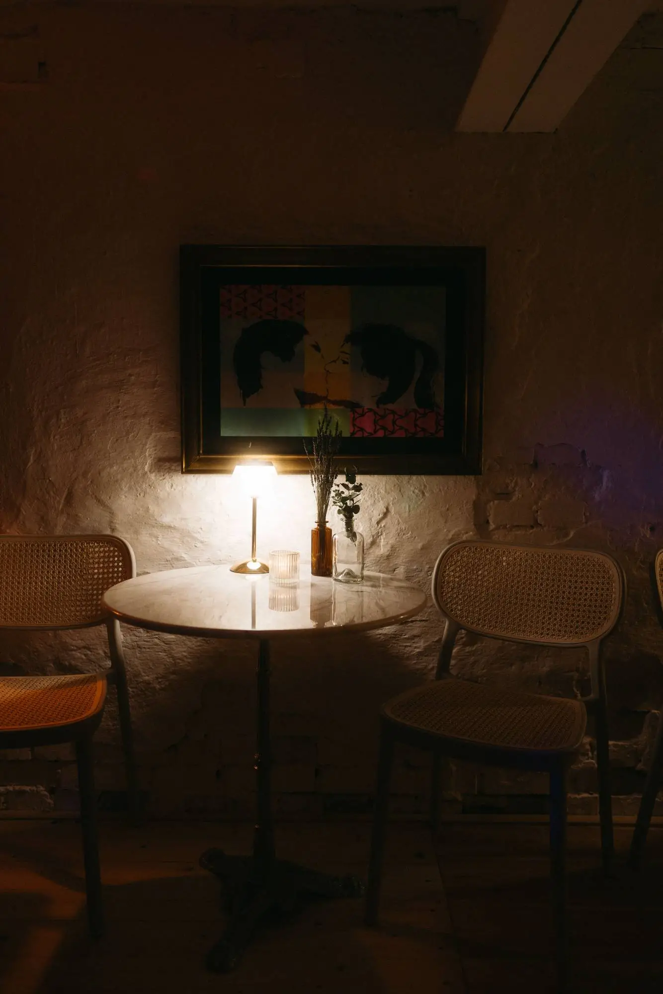 Stimmungsvolle Lichtszene in einer Hochzeitslocation mit leerem Tisch – moderne dokumentarische Hochzeitsfotografie mit Fokus auf Atmosphäre.