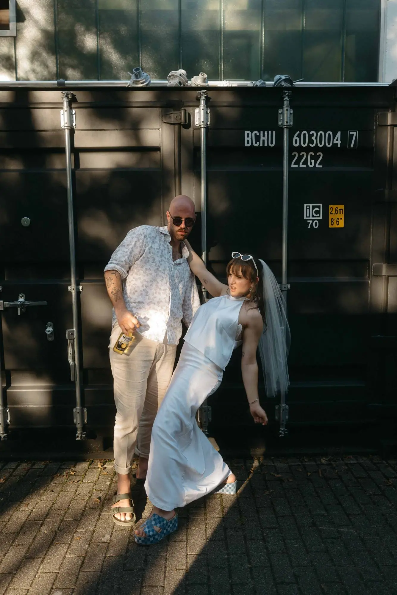 lässiges brautpaar in urbanem ambiente bei tiefstehender sonne – moderne dokumentarische hochzeitsfotografie mit charakter und stimmung