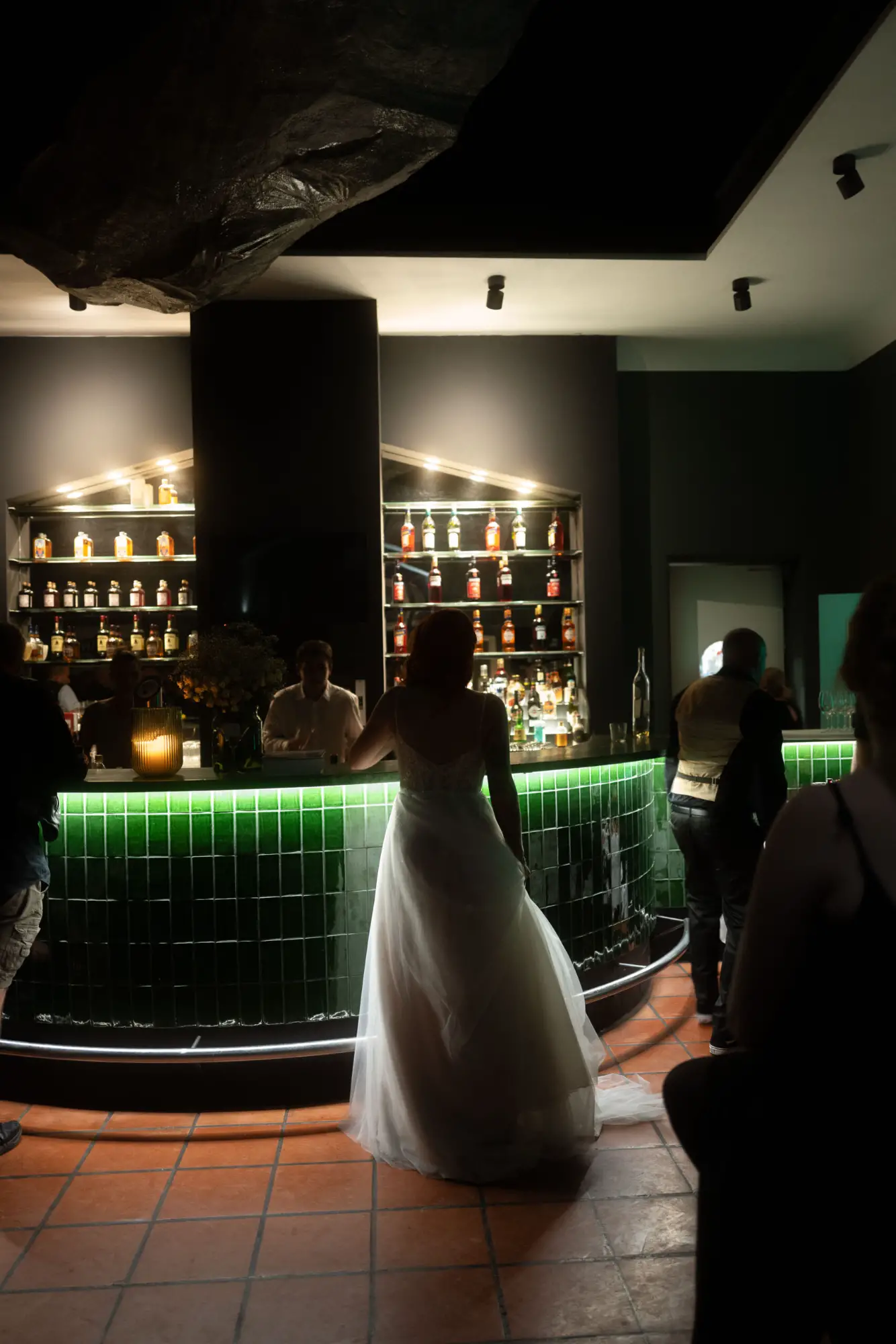 Ein stiller Augenblick an der Bar, fern vom Trubel – voller Atmosphäre, Charakter und dieser besonderen Magie zwischen zwei Beats.