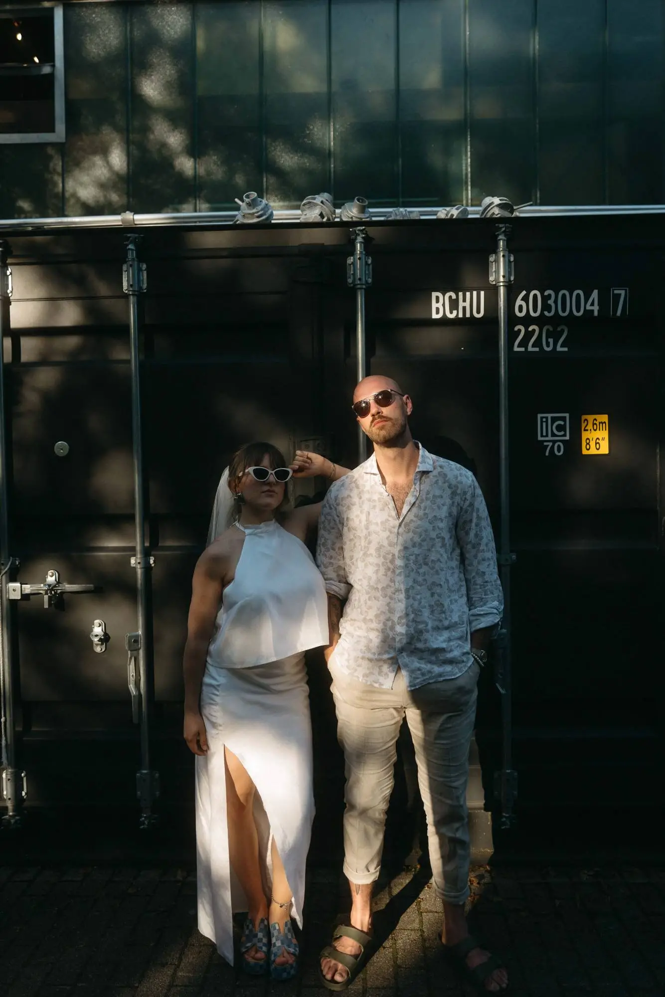 Ein lässiger Moment im goldenen Abendlicht – ein Paar, selbstbewusst und verbunden, mitten im urbanen Setting. Moderne Liebe mit Haltung und Charakter.