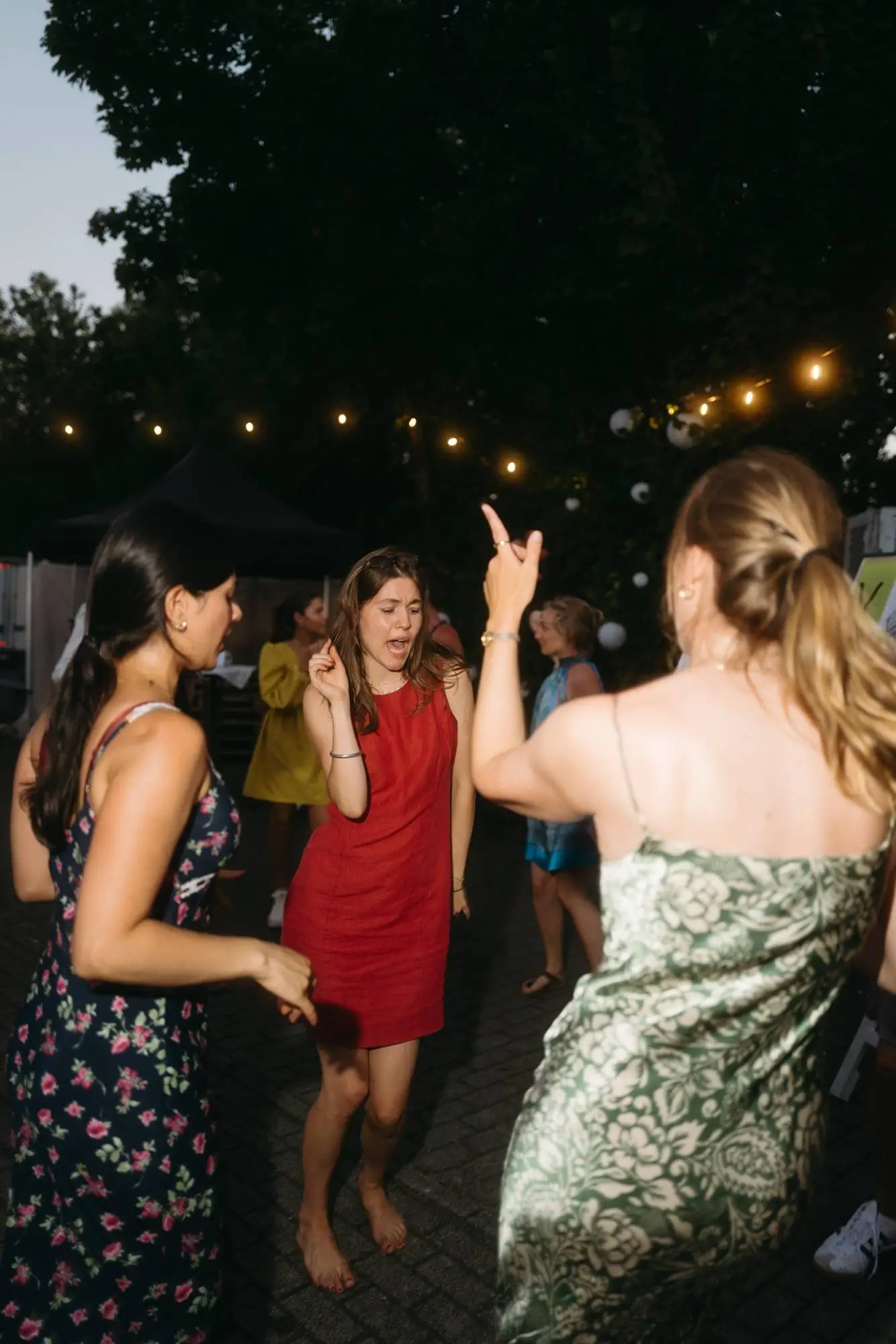 Barfuß auf dem Dancefloor – eine ausgelassene Hochzeitsparty voller Energie, Freude und echter Verbindung unter freiem Himmel.