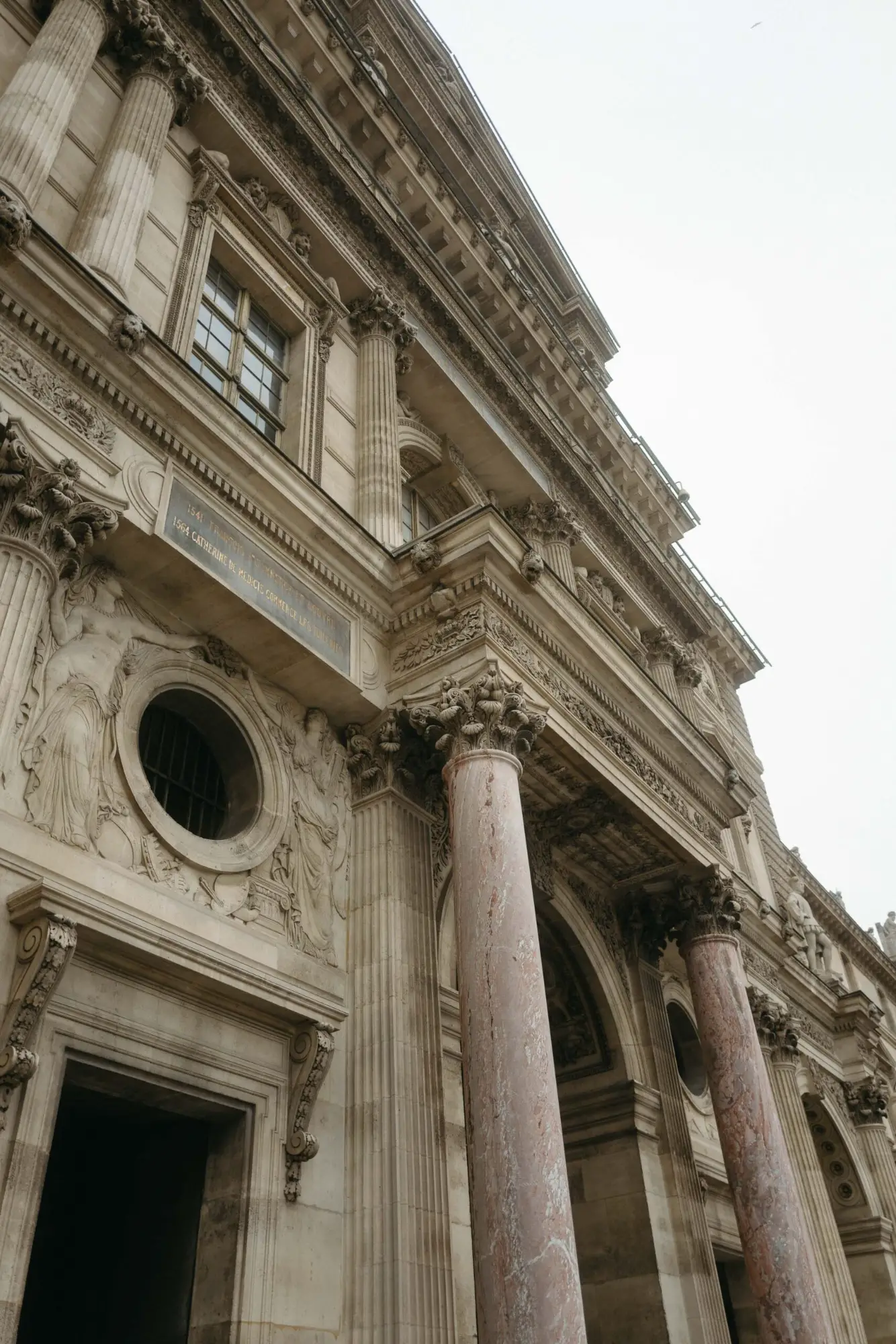 Historische Architektur einer Hochzeitslocation mit Säulen – moderne dokumentarische Hochzeitsfotografie mit Blick für ruhige Momente und besondere Details.