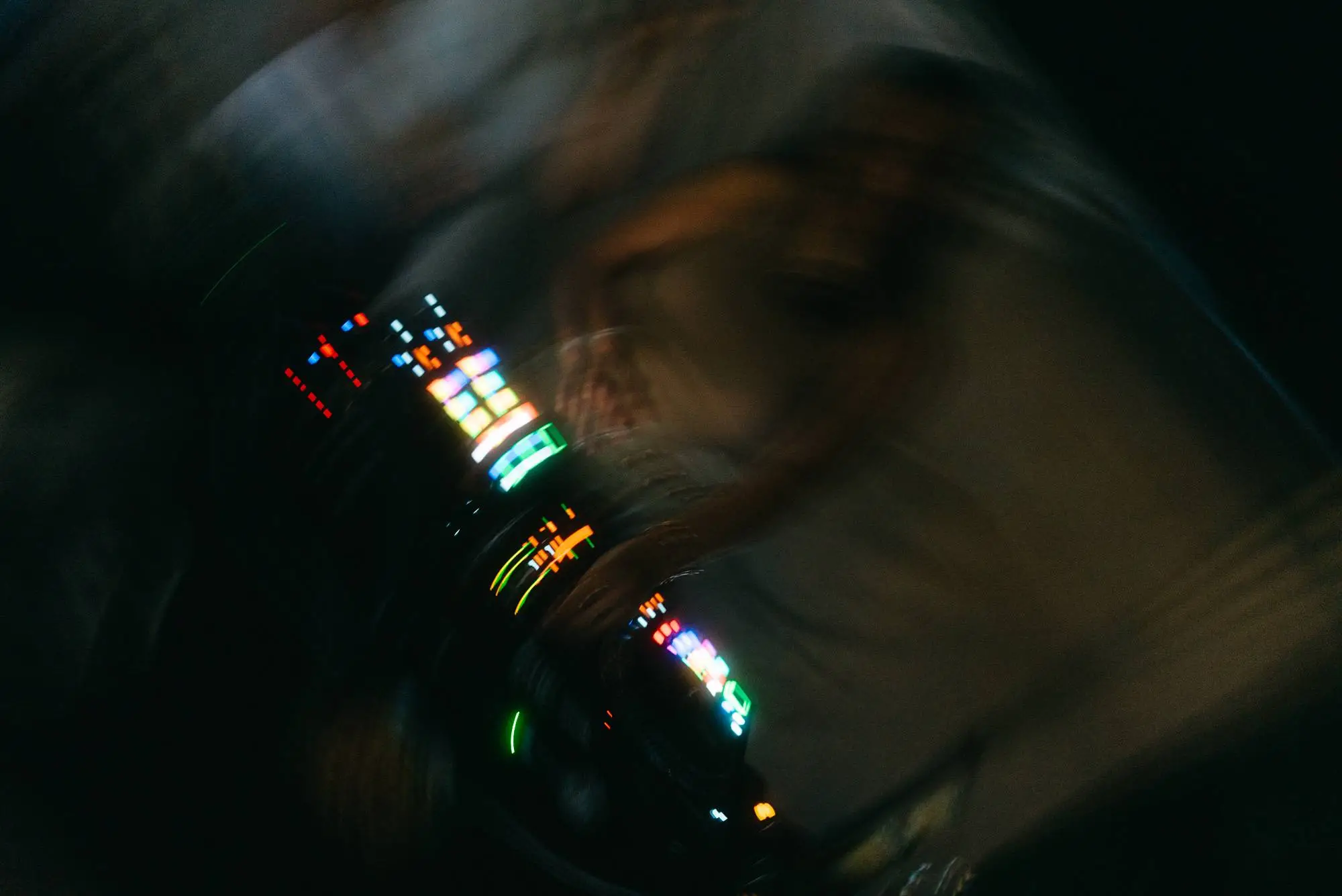 Experimentelle Langzeitbelichtung auf einer Hochzeit – verschwommene Bewegung mit leuchtenden Farben im dokumentarischen Stil.