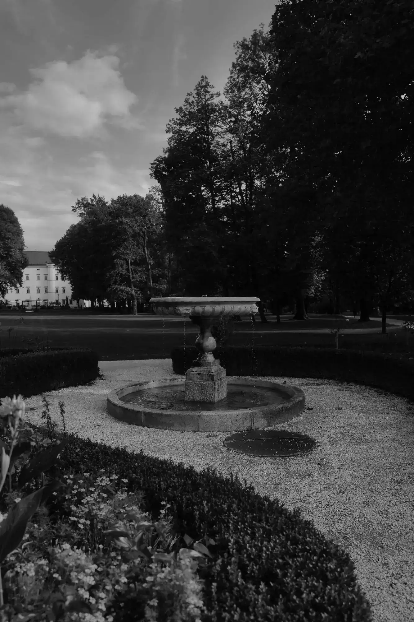 springbrunnen-location-hochzeit-schlosspark-stuttgart Schwarz-weiß Aufnahme vom Schlosspark mit Springbrunnen – stilvolle Hochzeitslocation für außergewöhnliche Hochzeitsfotografie in Stuttgart.