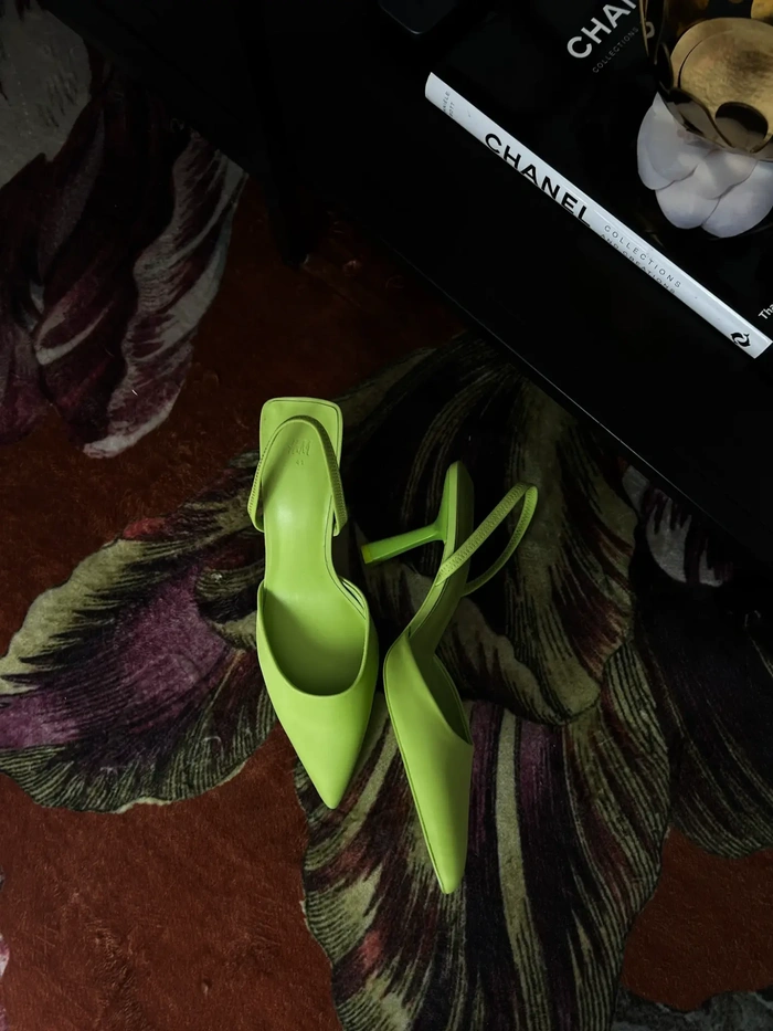 aussergewoehnliche-hochzeitsfotografie-stuttgart-braut-details-gruene-high-heels Grüne High Heels der Braut auf gemustertem Teppich – Detailaufnahme für außergewöhnliche Hochzeitsfotografie in Stuttgart