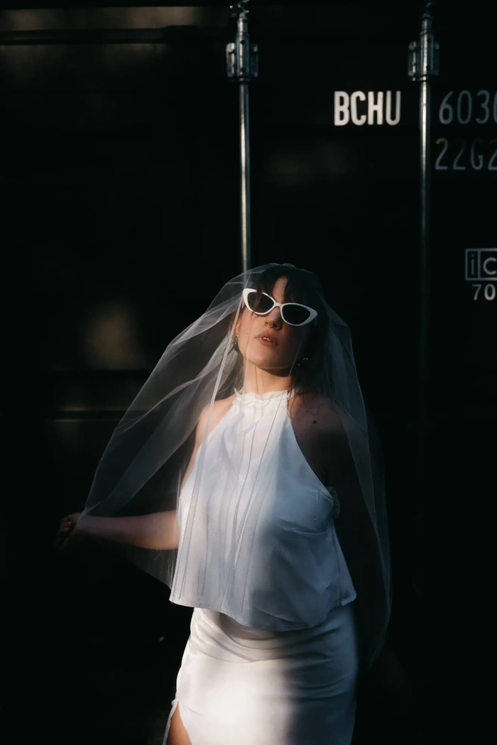 aussergewoehnliche-hochzeitsfotografie-stuttgart-editorial-braut-sonnenbrille Braut mit langem Schleier bei einem außergewöhnlichen Hochzeitsshooting in Stuttgart.