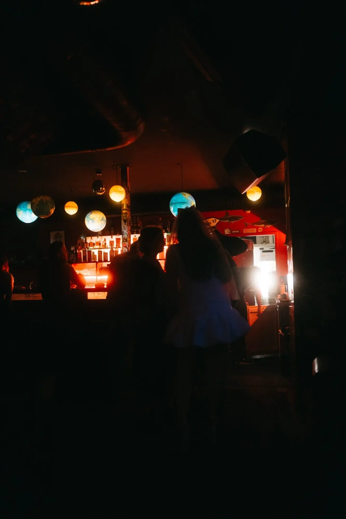 aussergewoehnliche-hochzeitsfotografie-stuttgart-party-bar-nachtstimmung Nächtliche Hochzeitsparty in bunter Bar-Atmosphäre – Momentaufnahme für außergewöhnliche Hochzeitsfotografie in Stuttgart