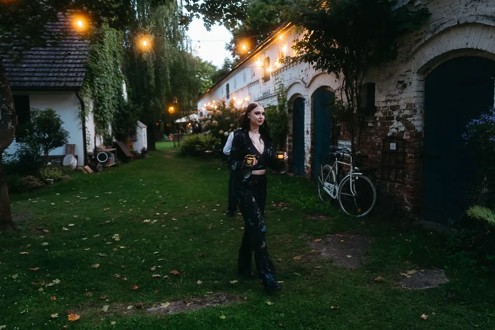 alternative-hochzeit-berlin-gaeste-abendstimmung alternative-hochzeit-berlin-gaeste-abendstimmung