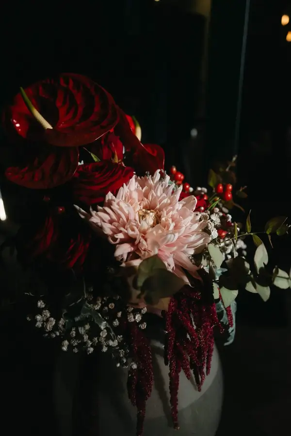 aussergewoehnliche-hochzeitsfotografie-stuttgart-blumenarrangement-ringe-detail aussergewoehnliche-hochzeitsfotografie-stuttgart-blumenarrangement-ringe-detail