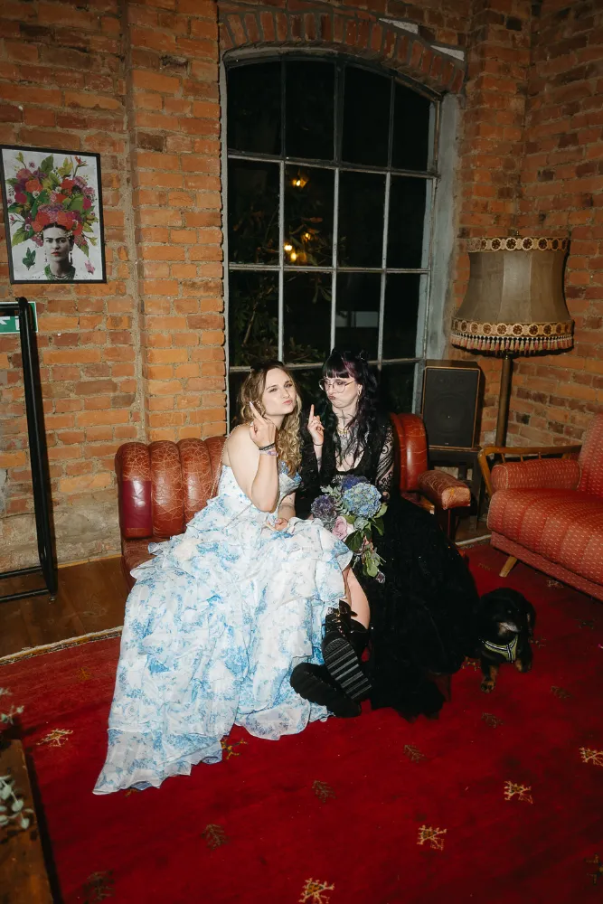 editorial-hochzeitsfotografie-berlin-braut-freundin-sofa editorial-hochzeitsfotografie-berlin-braut-freundin-sofa