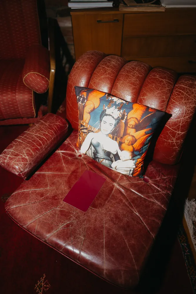 editorial-hochzeitsfotografie-berlin-location-detail-couch editorial-hochzeitsfotografie-berlin-location-detail-couch