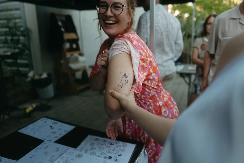 hochzeit-gaeste-detail-lachen hochzeit-gaeste-detail-lachen