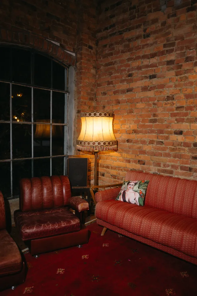 hochzeitslocation-berlin-interior-lampe-sofa hochzeitslocation-berlin-interior-lampe-sofa