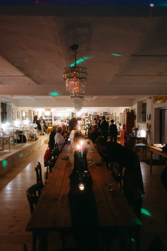 hochzeitslocation-berlin-lange-tafel-gaeste hochzeitslocation-berlin-lange-tafel-gaeste