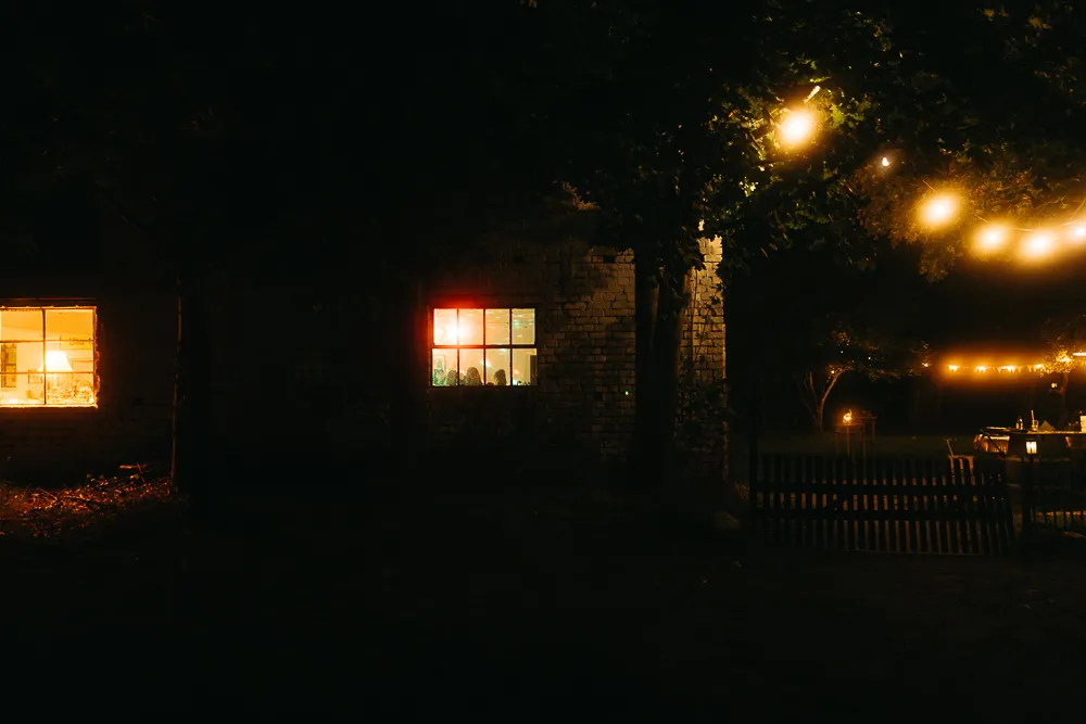 hochzeitsreportage-berlin-nacht-location-fenster-licht hochzeitsreportage-berlin-nacht-location-fenster-licht
