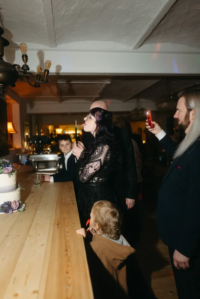 hochzeitsreportage-berlin-torte-anschneiden-moment hochzeitsreportage-berlin-torte-anschneiden-moment