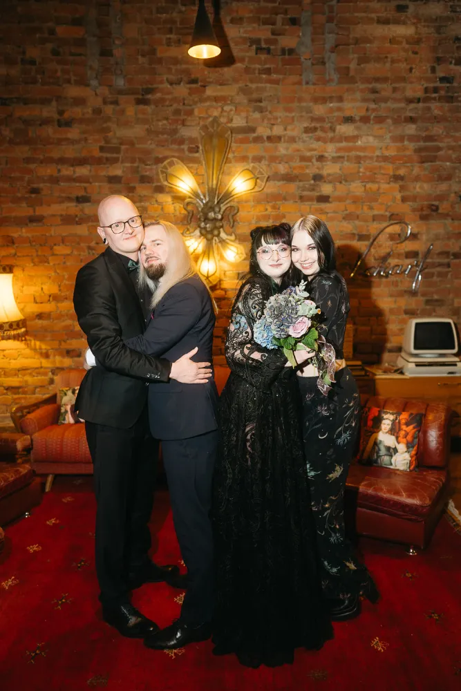 moderne-hochzeitsfotografie-berlin-brautpaar-freunde-umarmung moderne-hochzeitsfotografie-berlin-brautpaar-freunde-umarmung