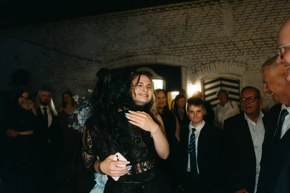 moderne-hochzeitsfotografie-berlin-emotionale-umarmung moderne-hochzeitsfotografie-berlin-emotionale-umarmung