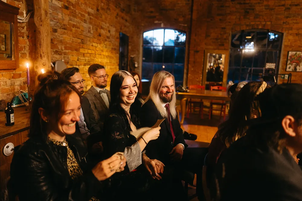 moderne-hochzeitsfotografie-berlin-gaeste-lachen-innenraum moderne-hochzeitsfotografie-berlin-gaeste-lachen-innenraum