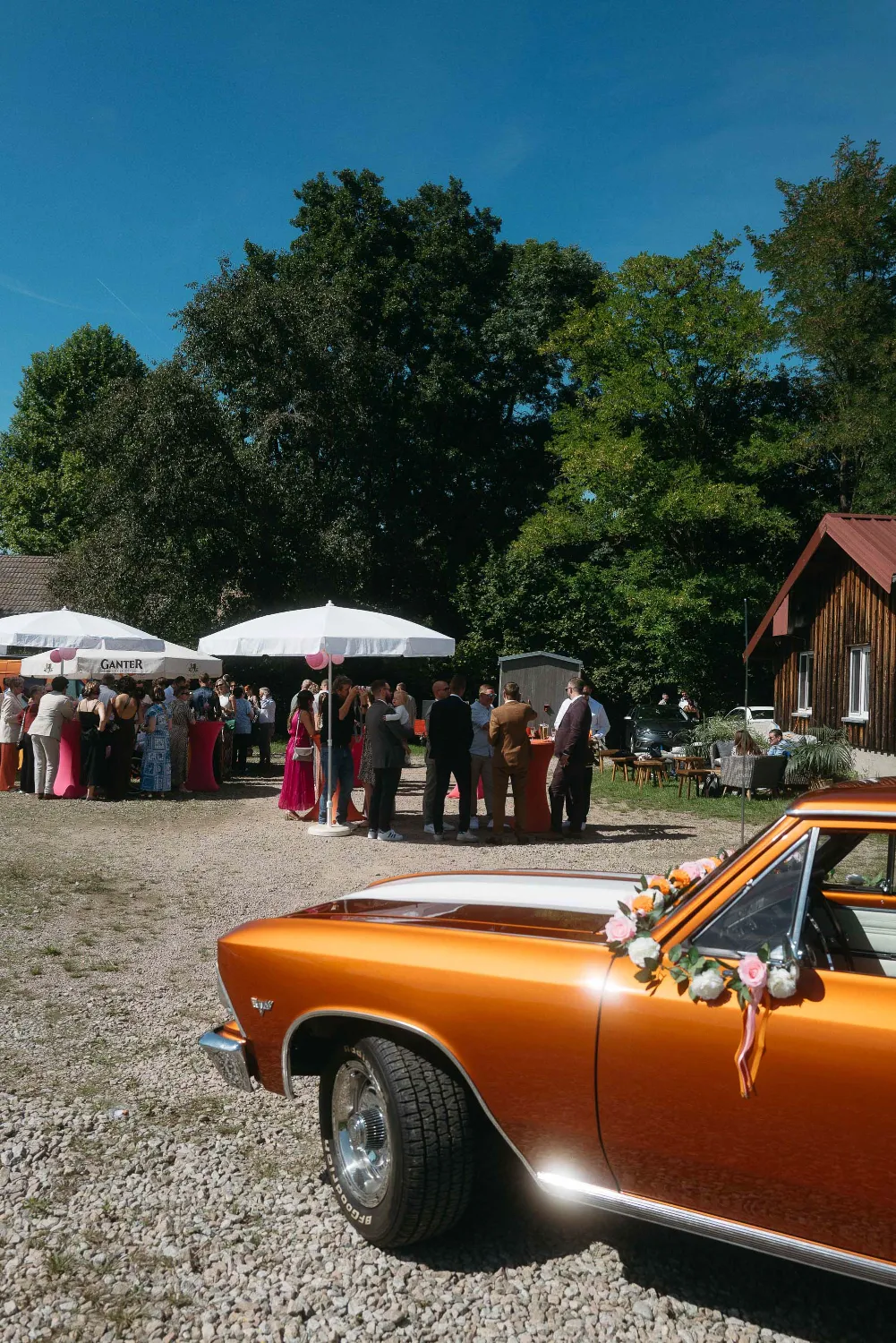 alternative-brautpaarfotos Sommerhochzeit mit entspannter Outdoor Atmosphäre nahe Lörrach